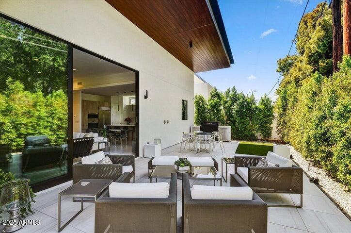 100 W NORTHERN Avenue 1