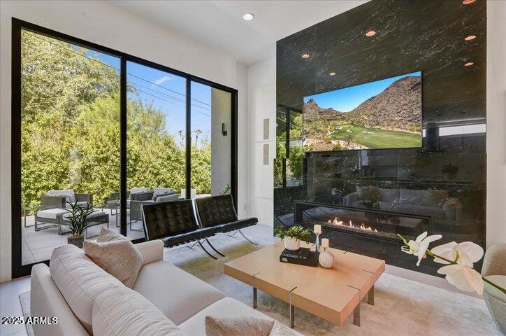 100 W NORTHERN Avenue 1