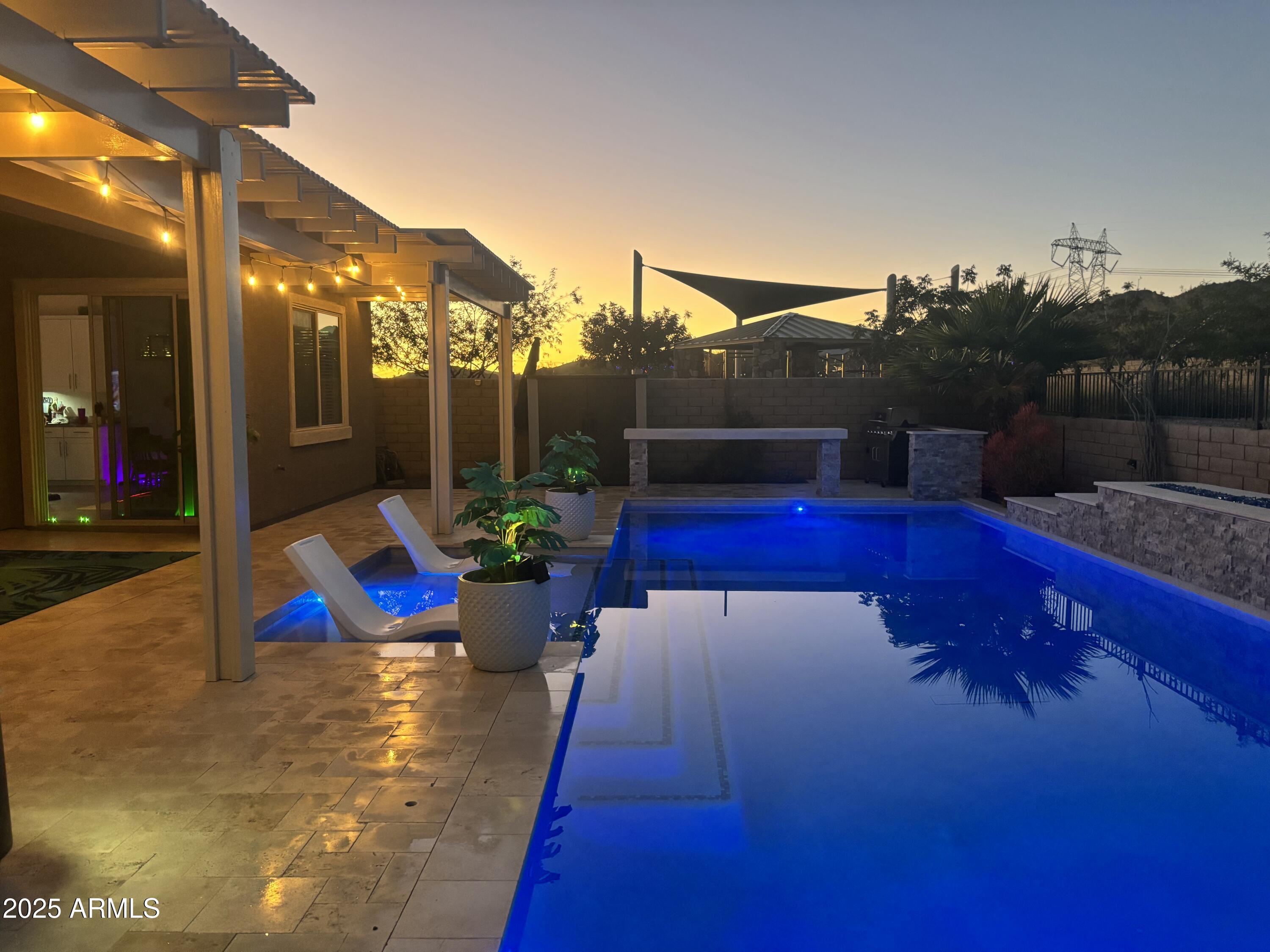 18562 W Thistle Landing Drive