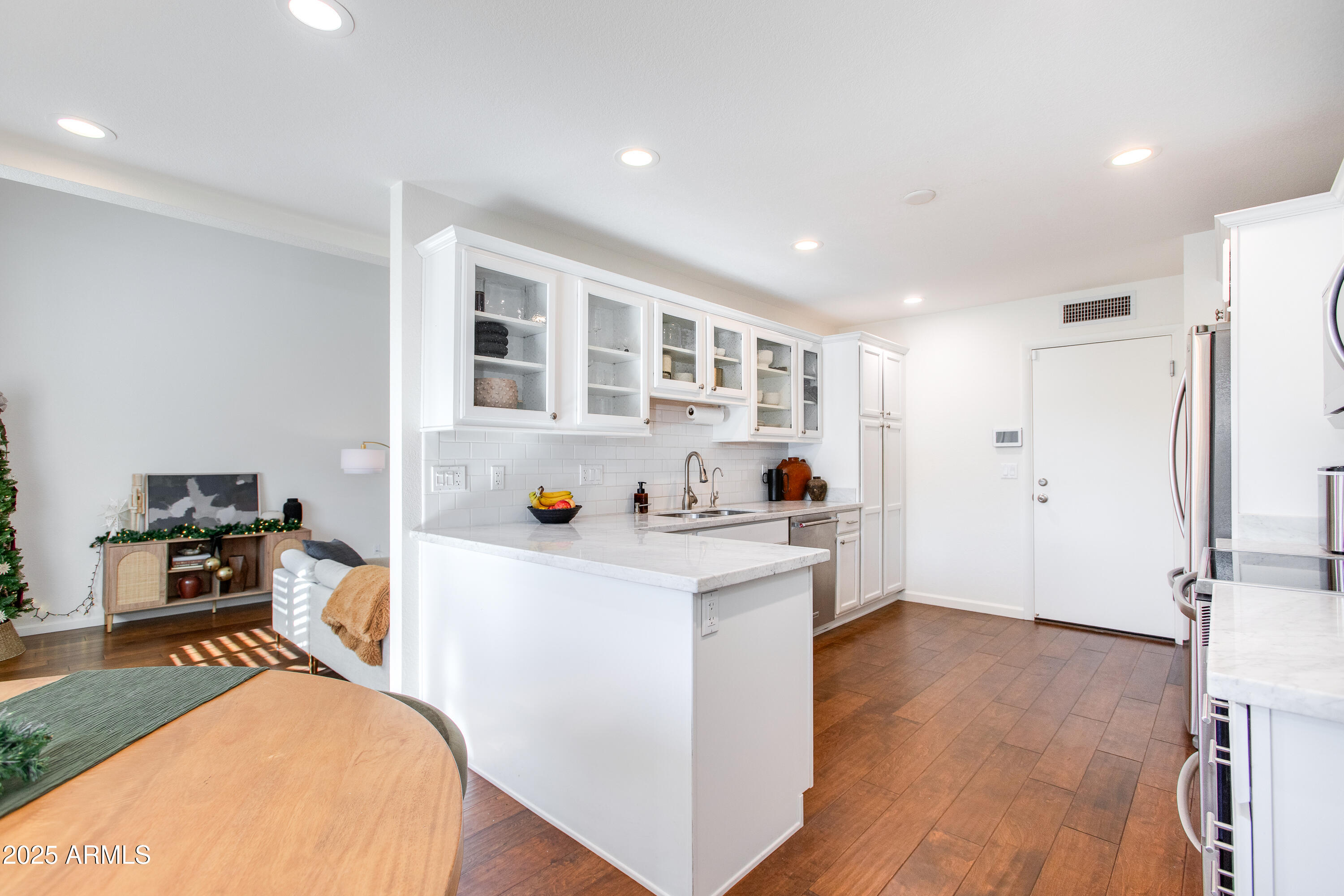 10 W GEORGIA Avenue 6