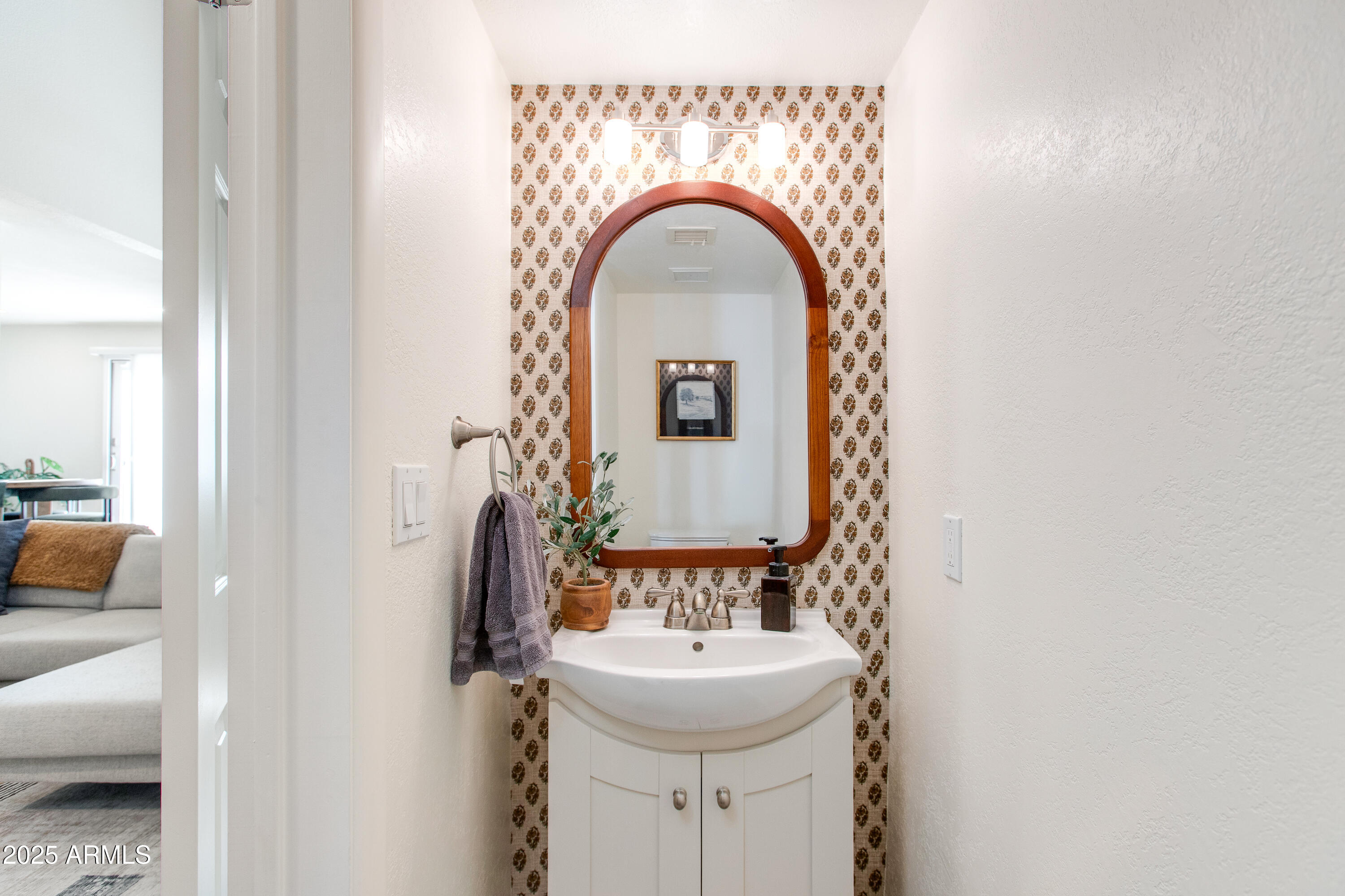 10 W GEORGIA Avenue 6