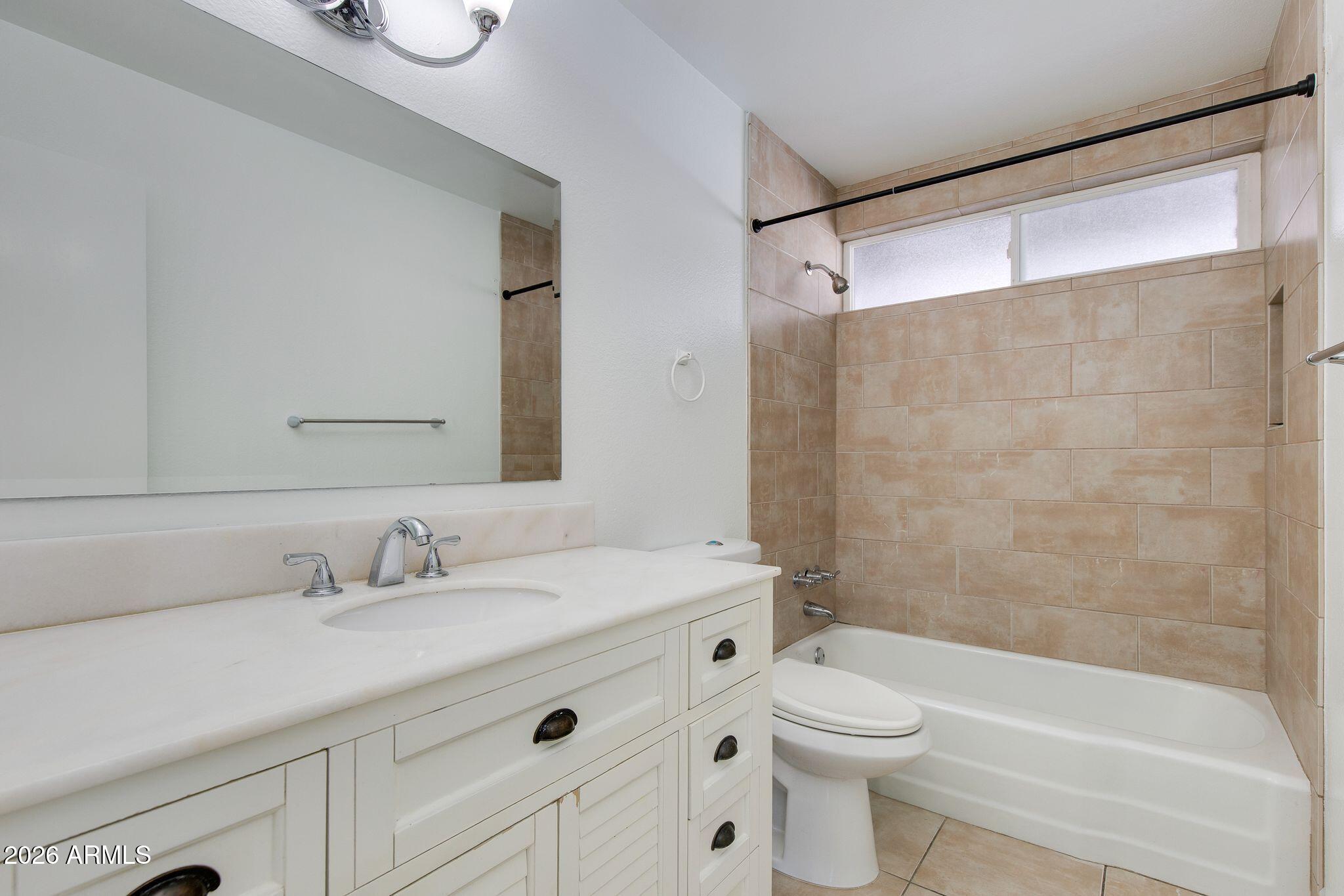 837 N REVERE Street E