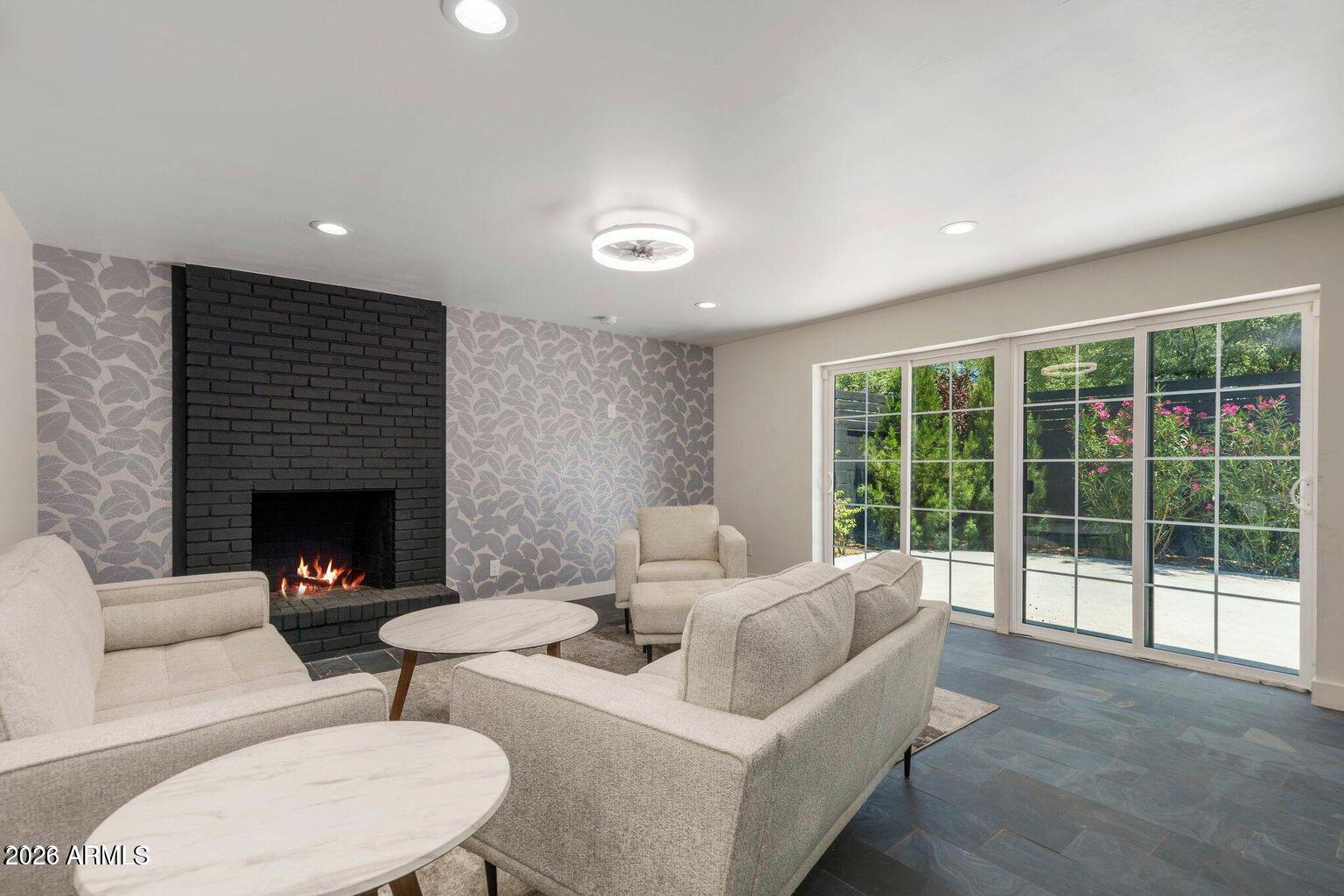 912 E Roosevelt Street