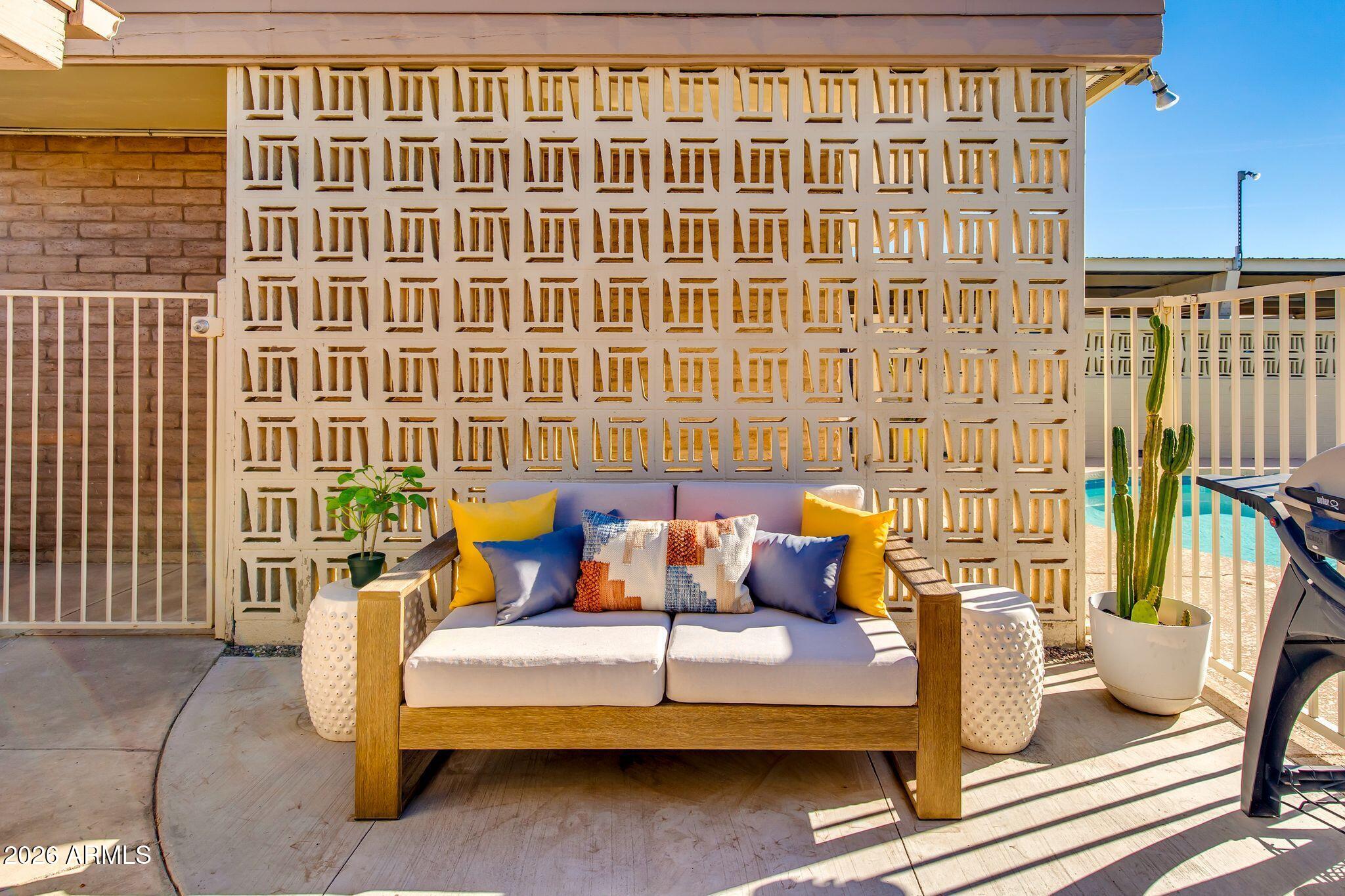 3715 E GLENROSA Avenue