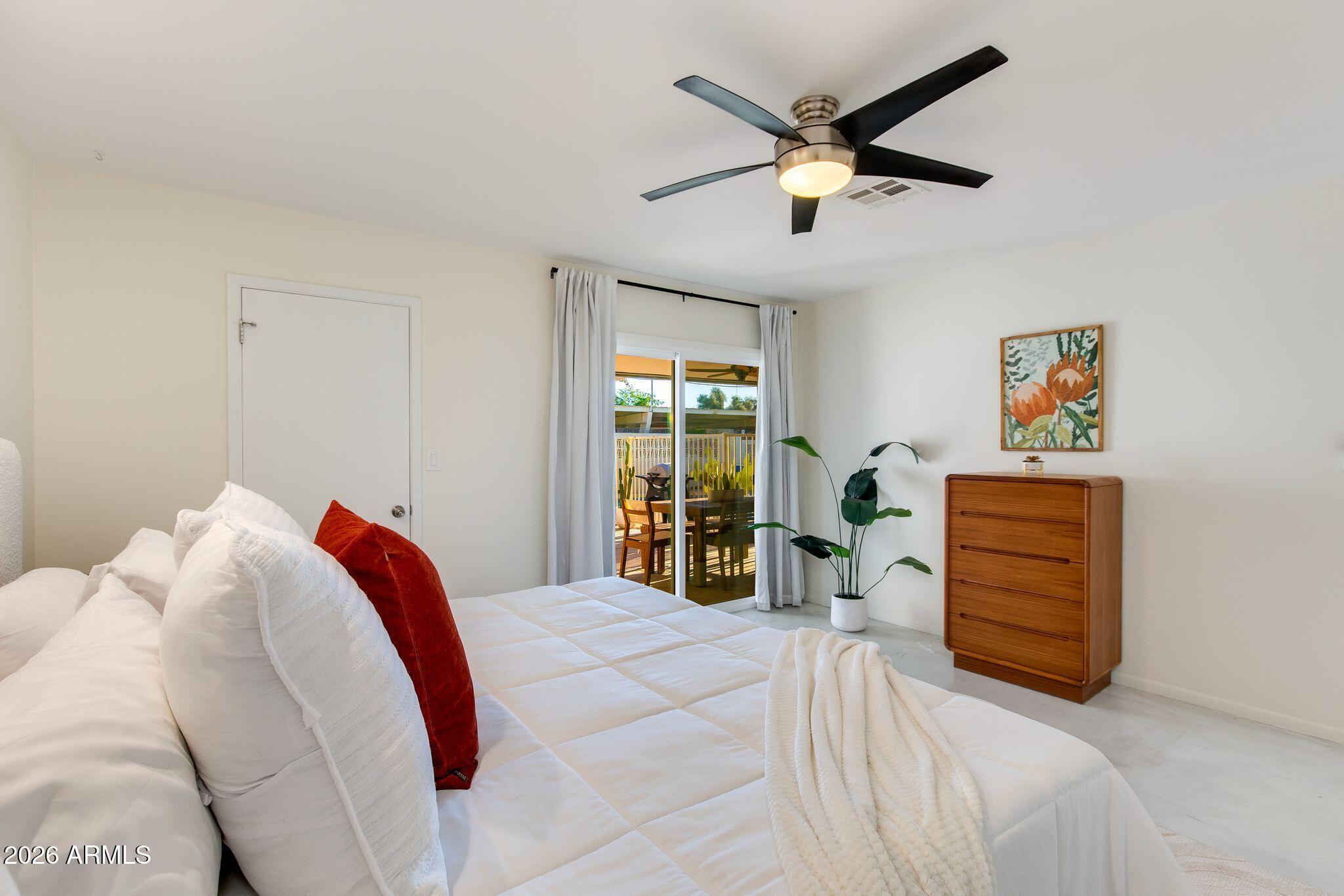 3715 E GLENROSA Avenue