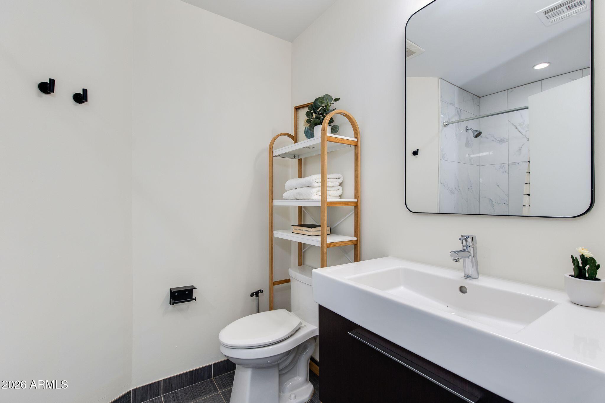 3715 E GLENROSA Avenue