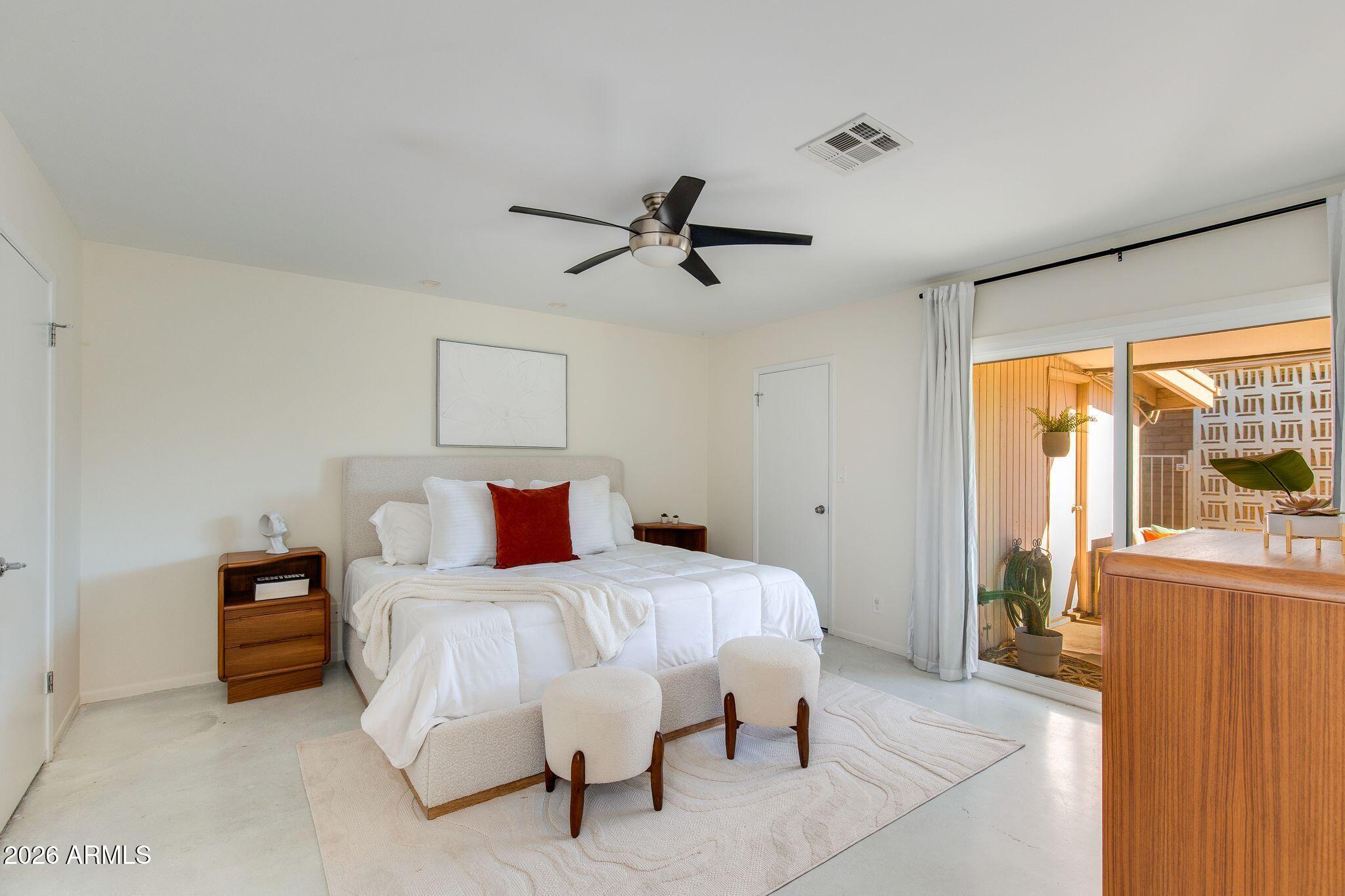 3715 E GLENROSA Avenue