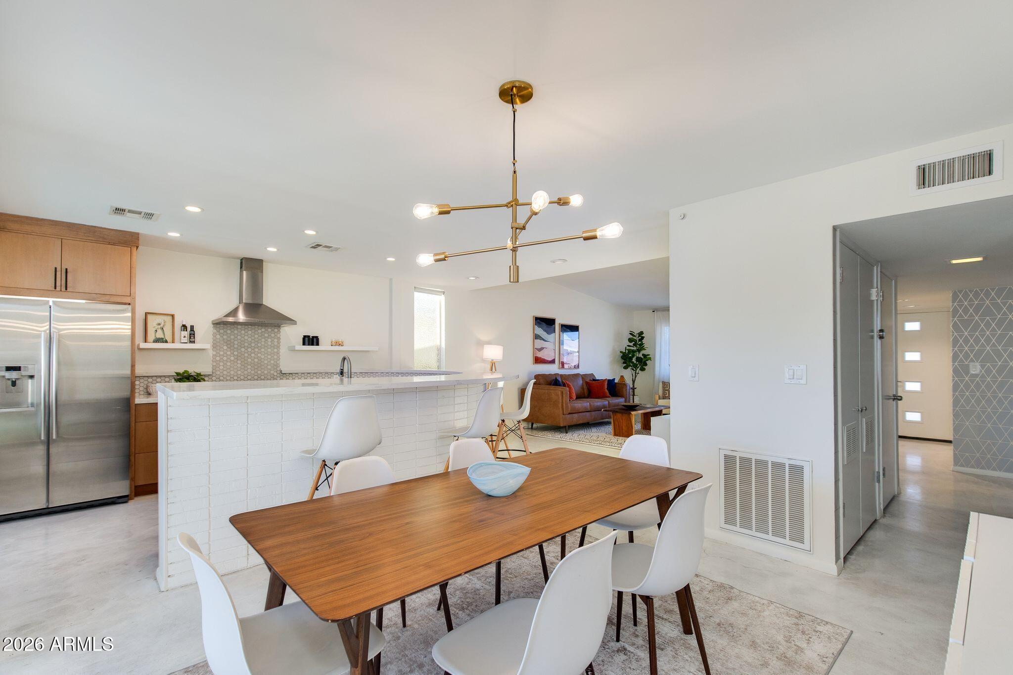 3715 E GLENROSA Avenue