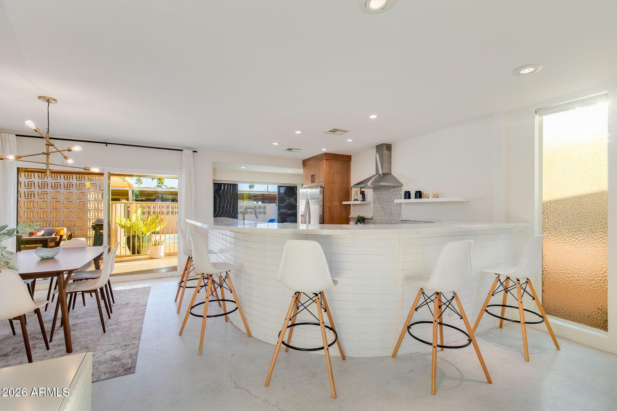 3715 E GLENROSA Avenue