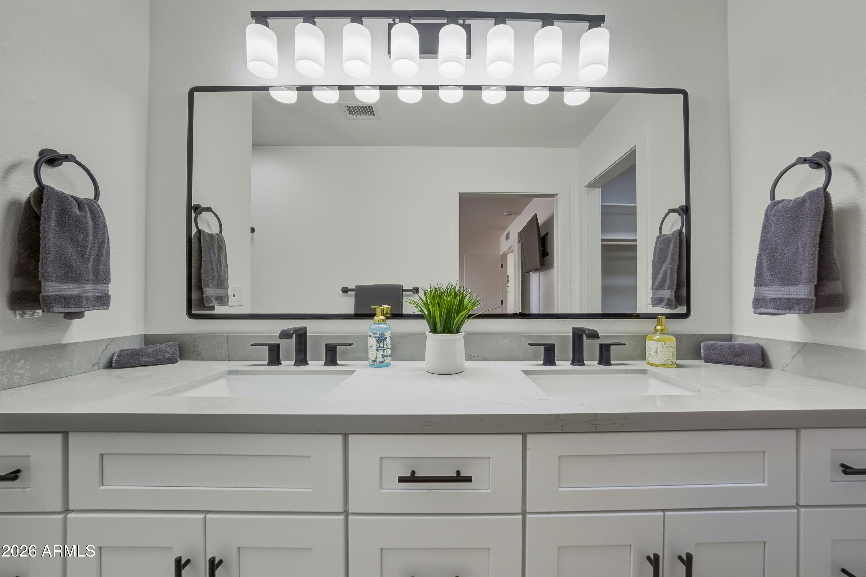 7824 E NAVARRO Avenue