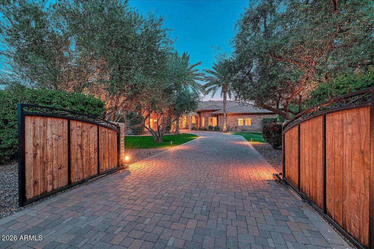 4807 E CRYSTAL Lane