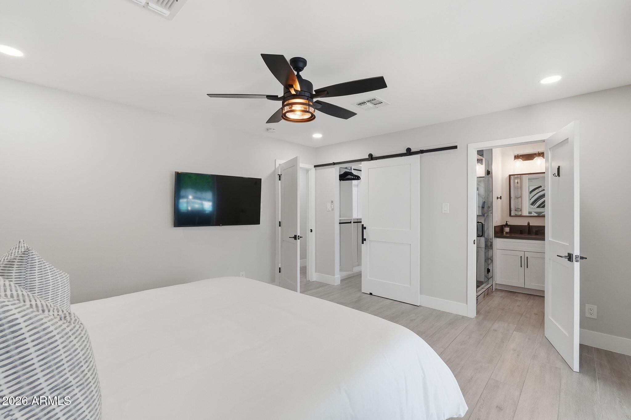 6413 E PARKVIEW Drive