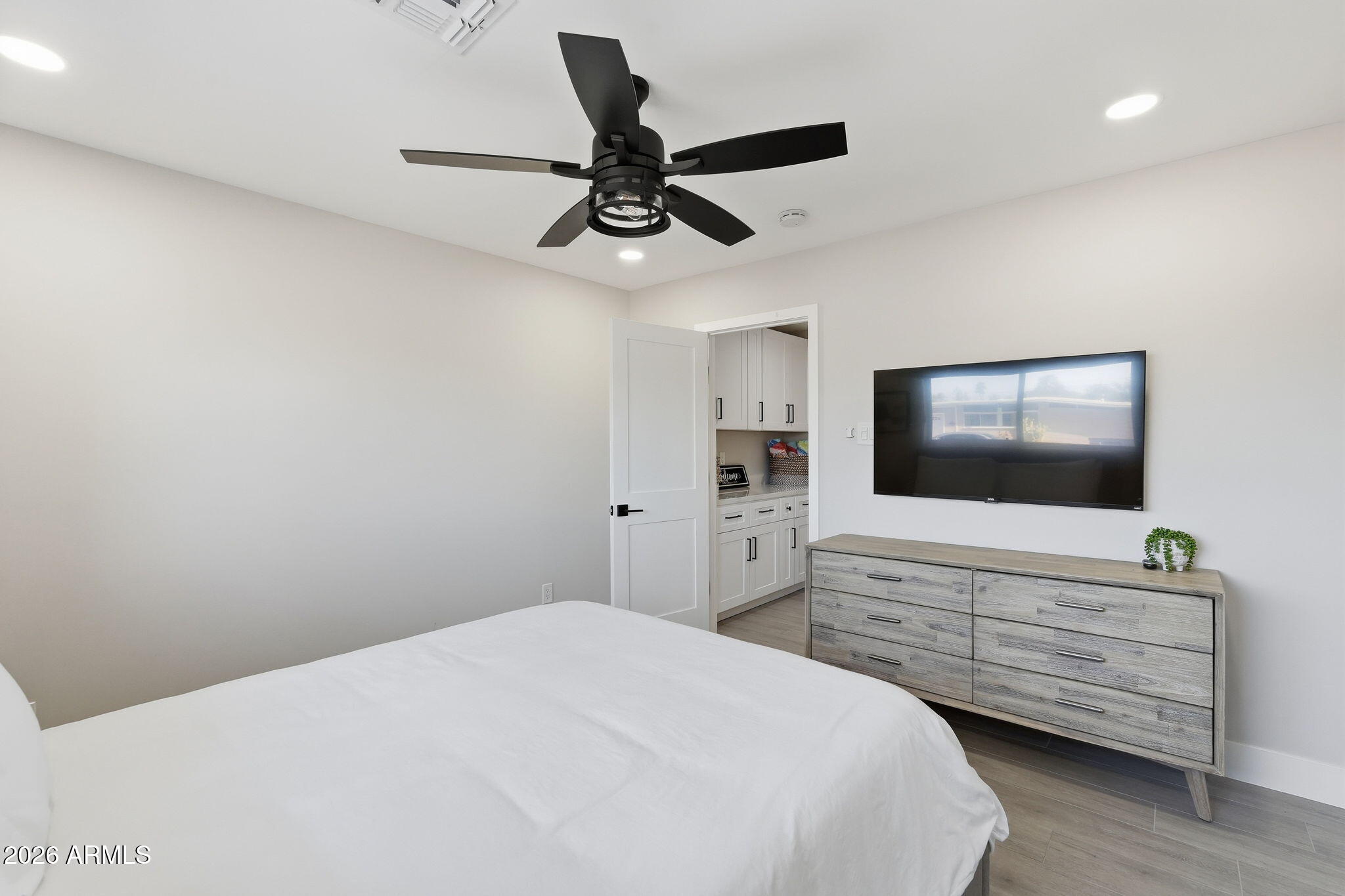 6413 E PARKVIEW Drive