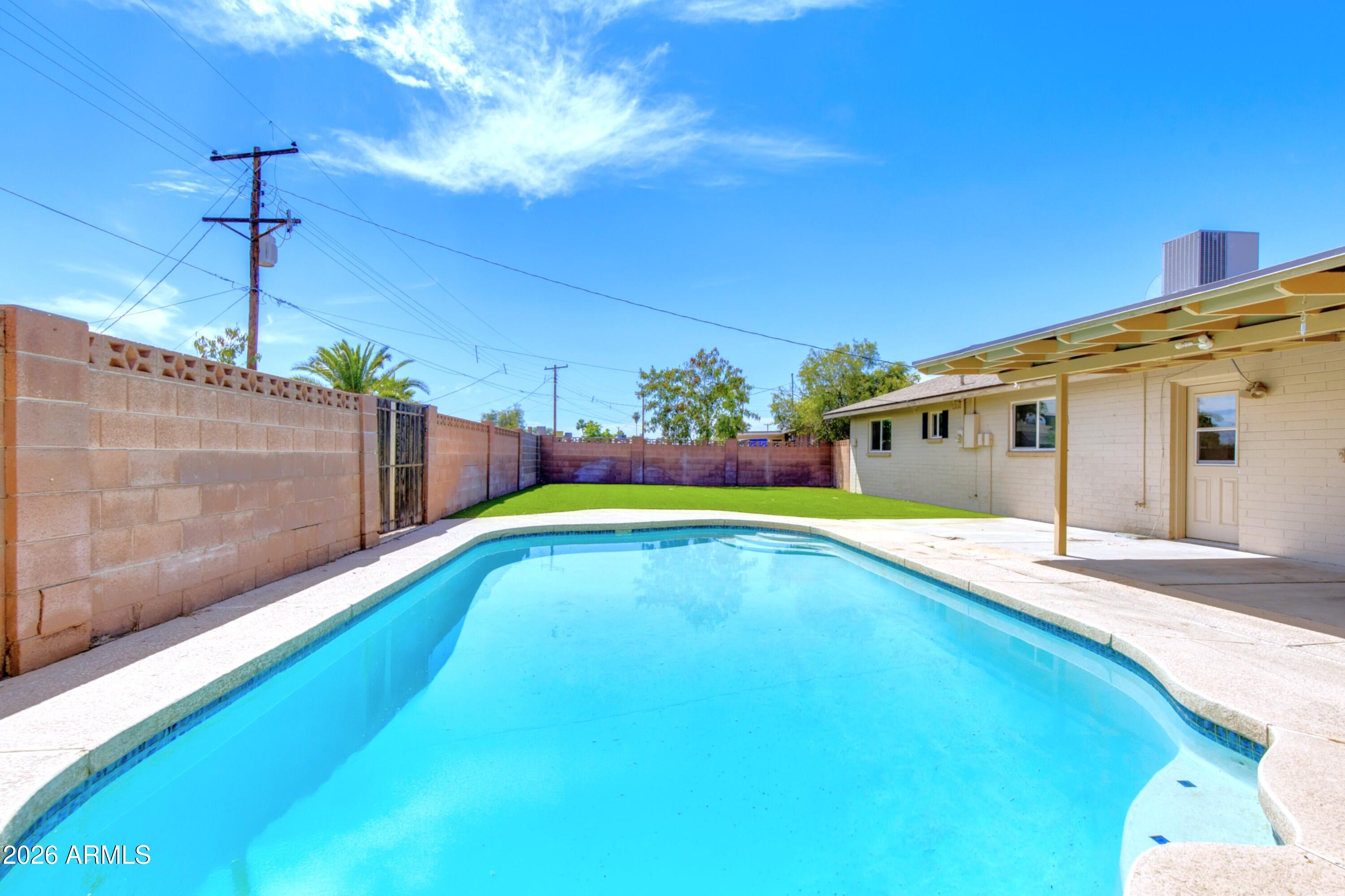 537 E LAGUNA Drive