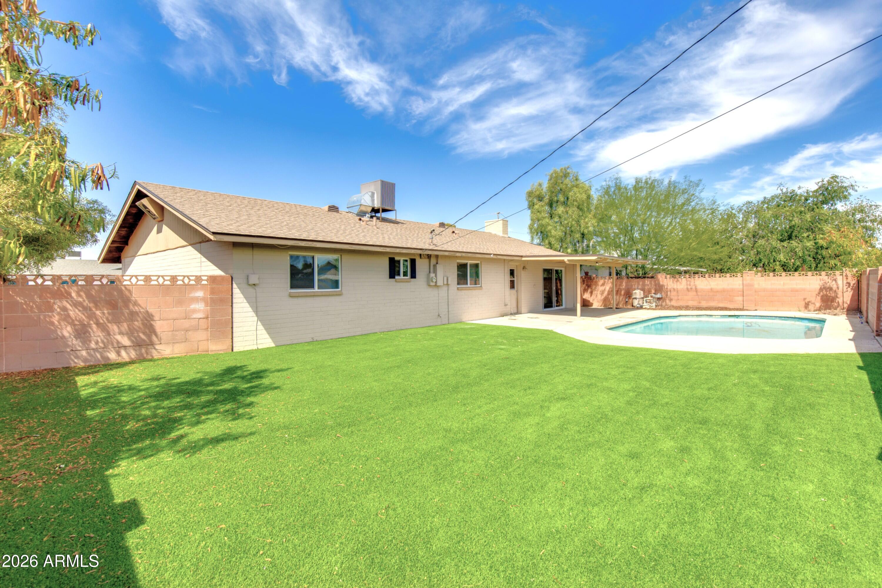 537 E LAGUNA Drive