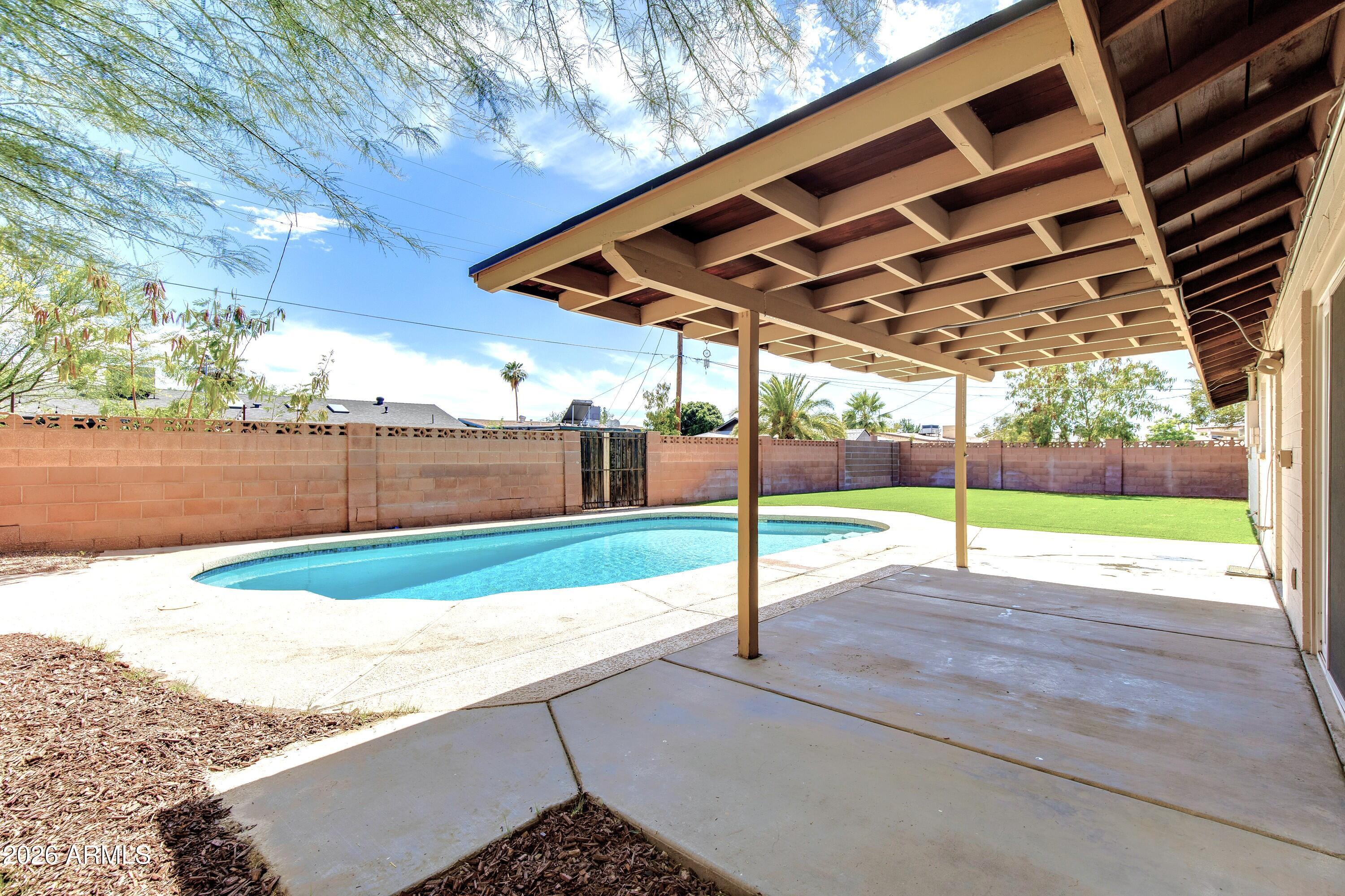 537 E LAGUNA Drive