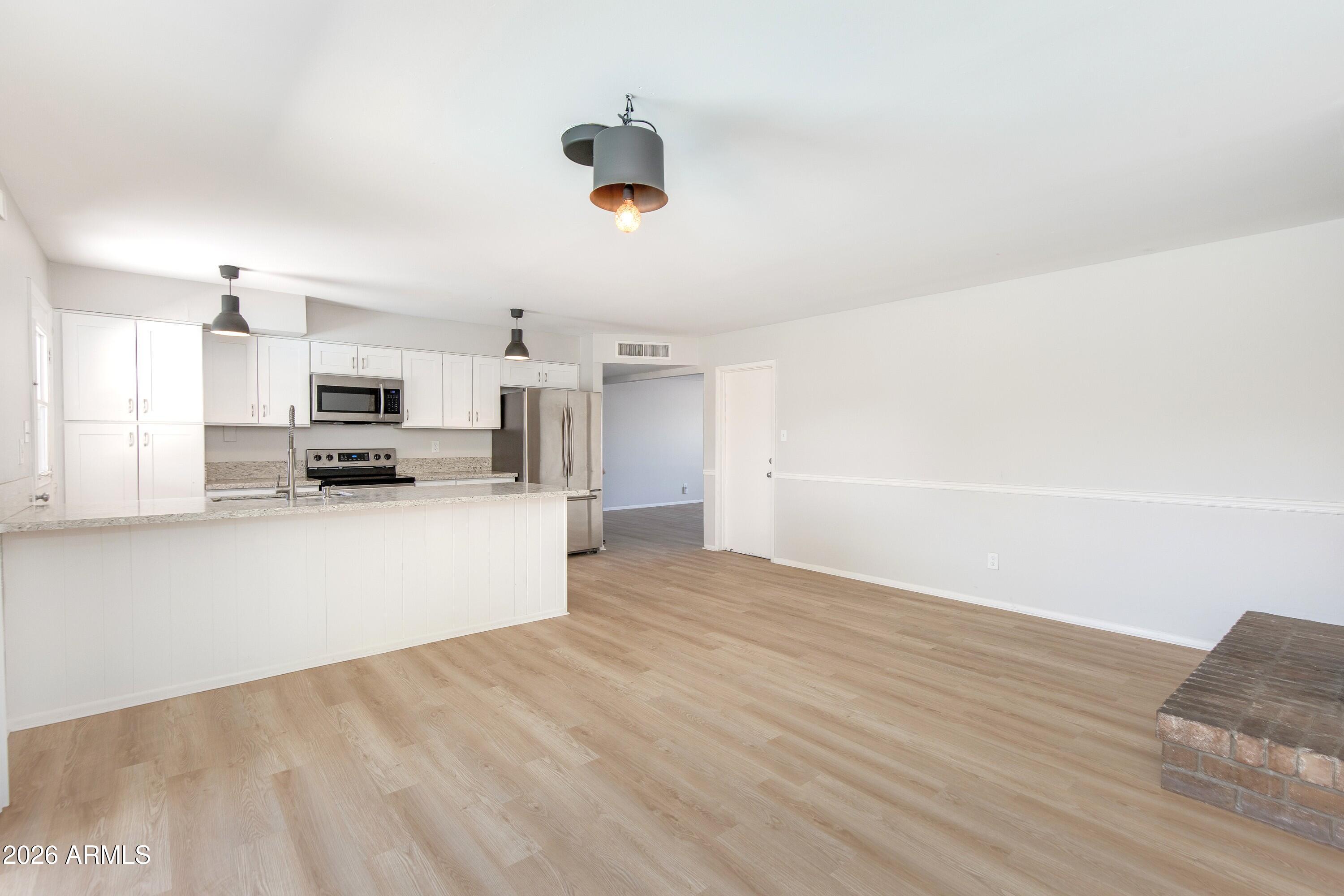 537 E LAGUNA Drive
