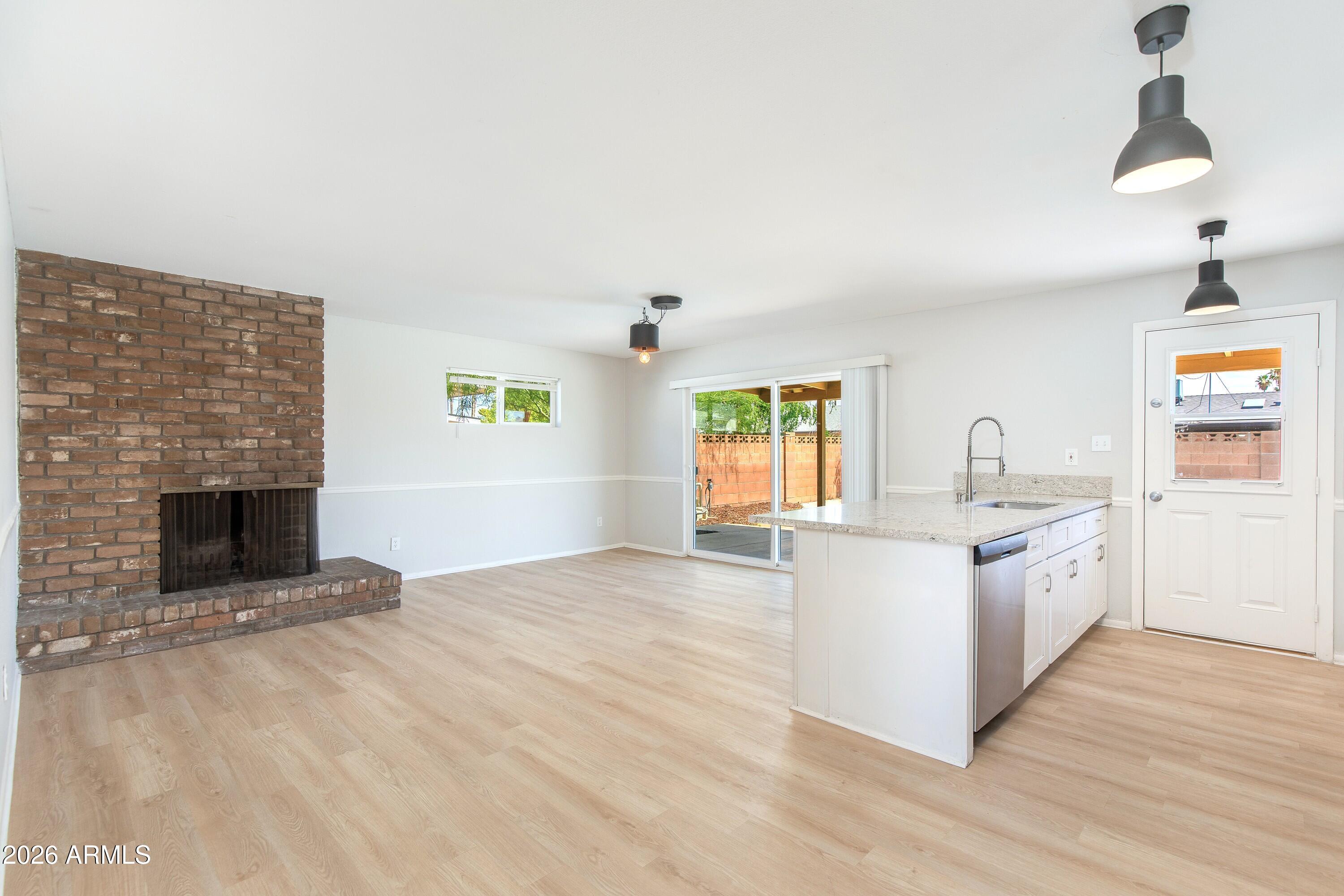537 E LAGUNA Drive