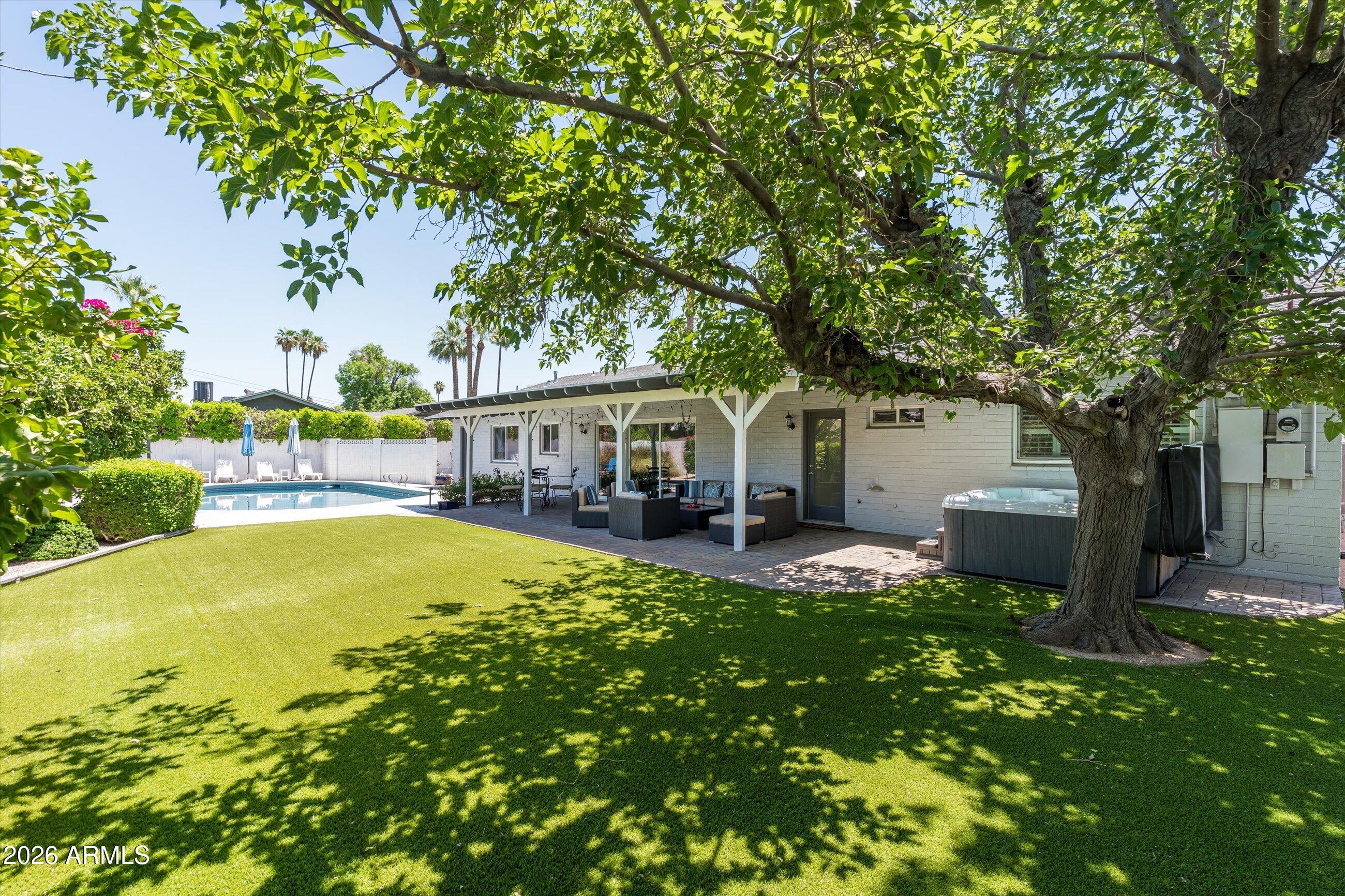 3252 E GLENROSA Avenue