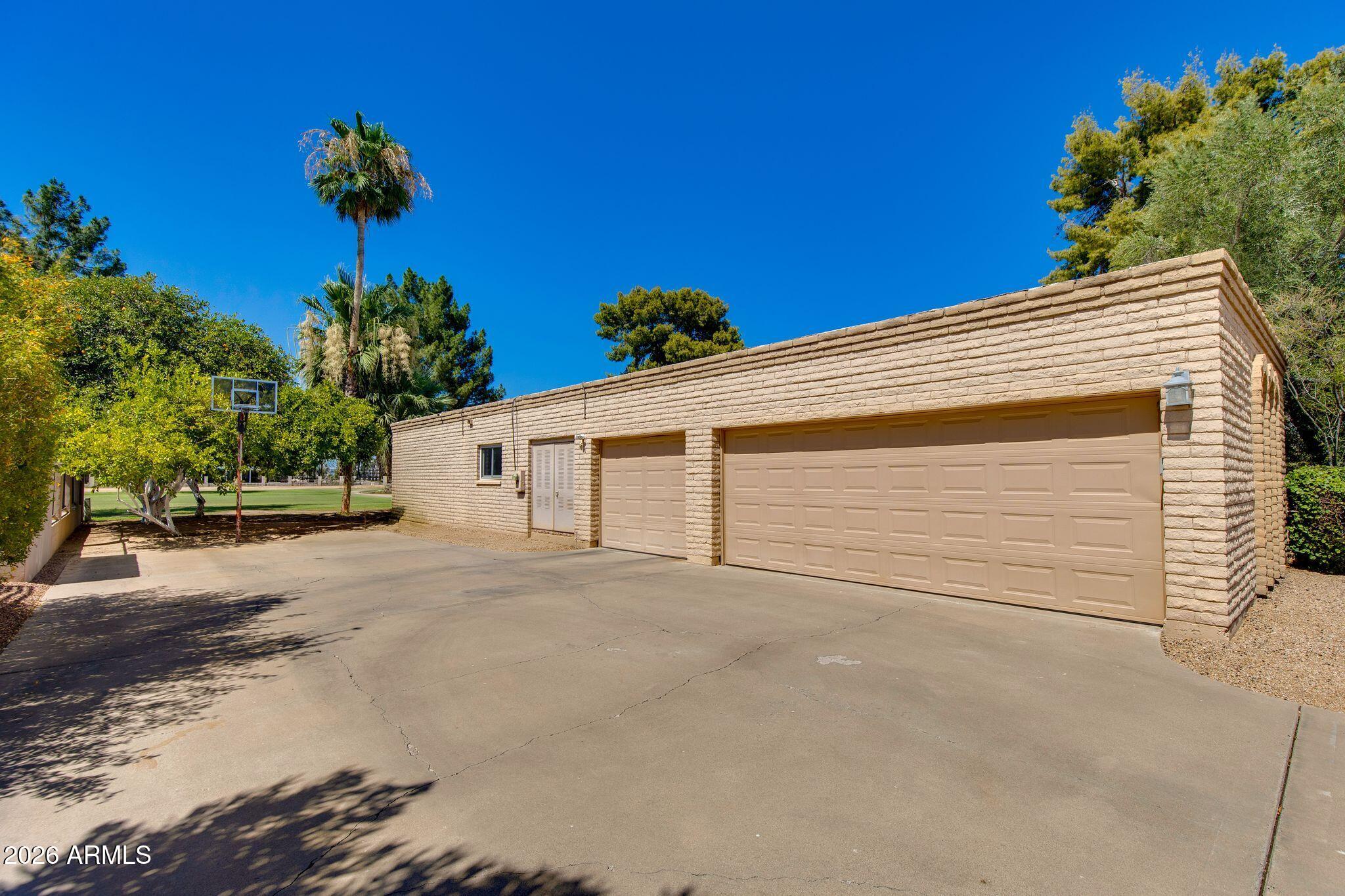 512 W MOON VALLEY Drive
