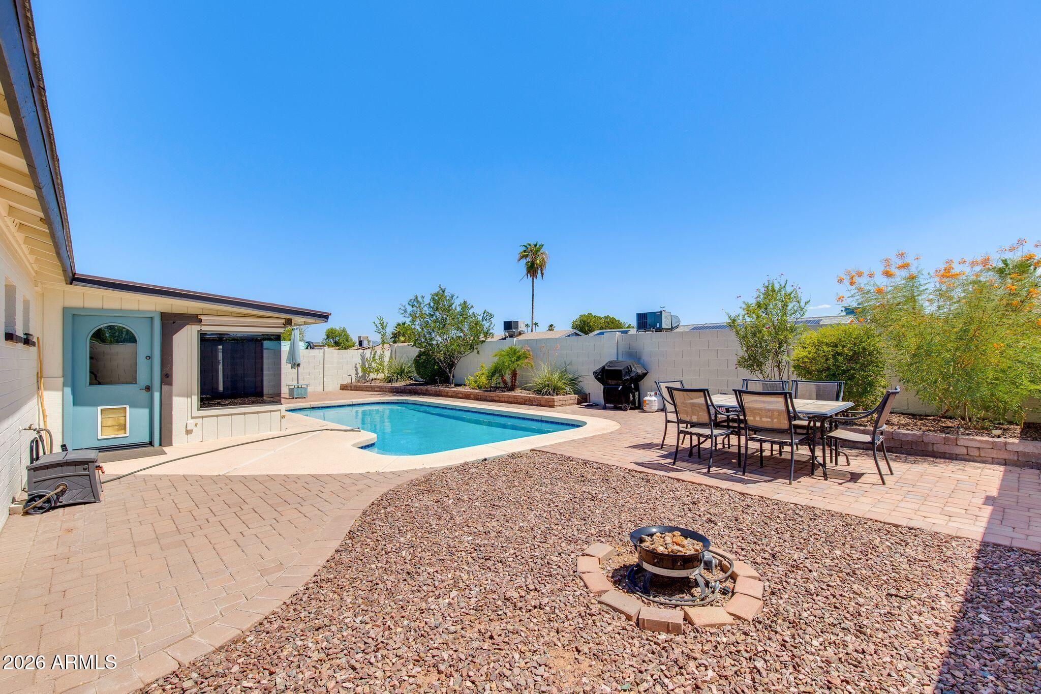 2429 E DAHLIA Drive
