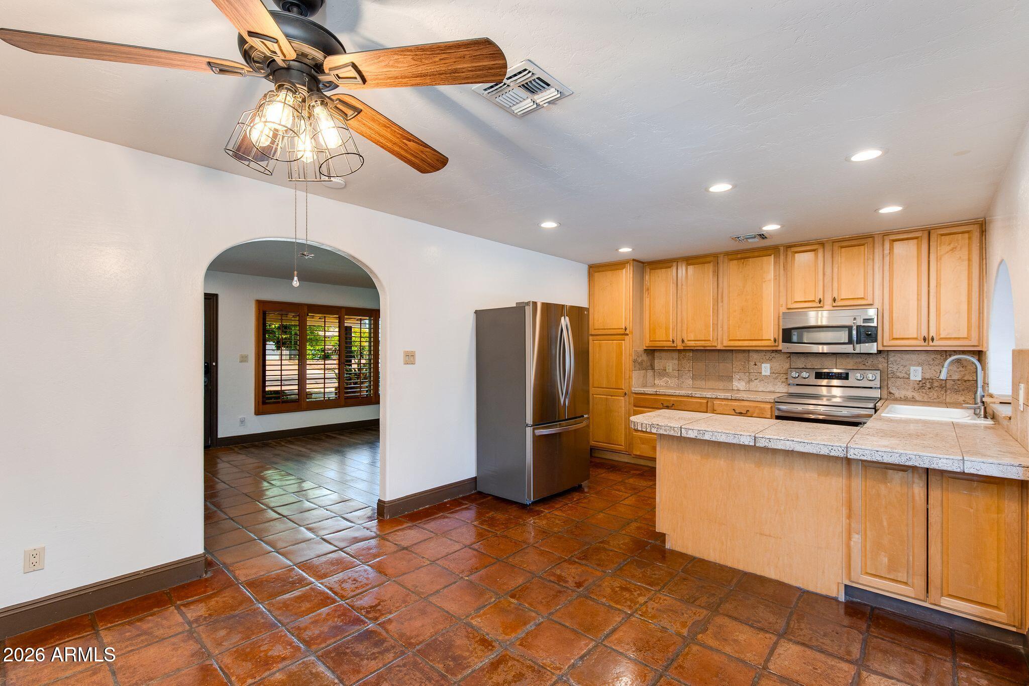 2429 E DAHLIA Drive