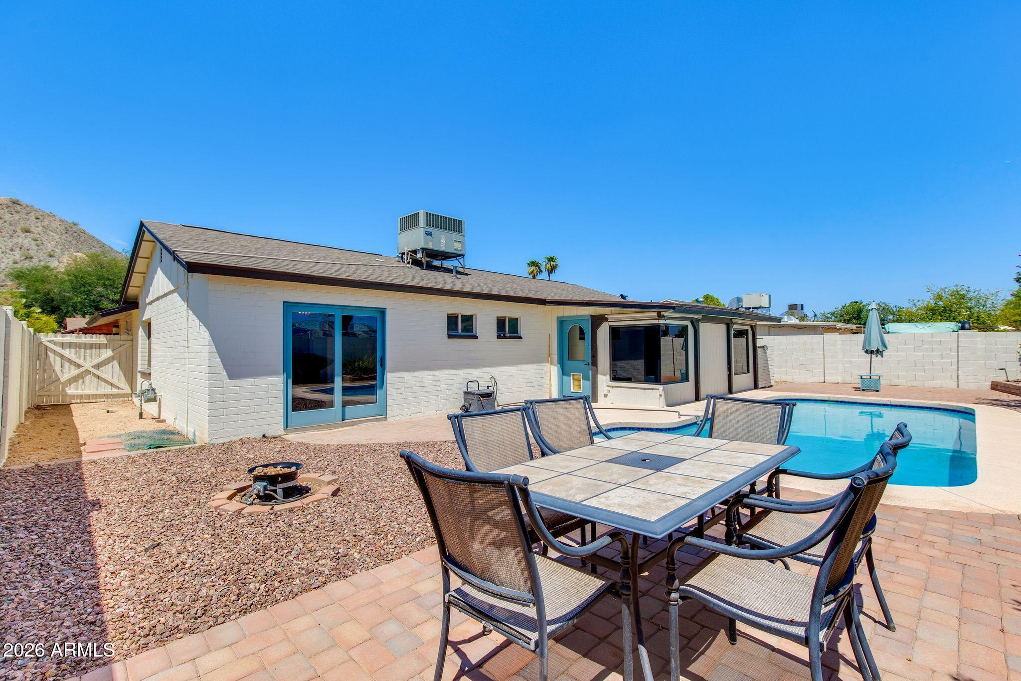 2429 E DAHLIA Drive