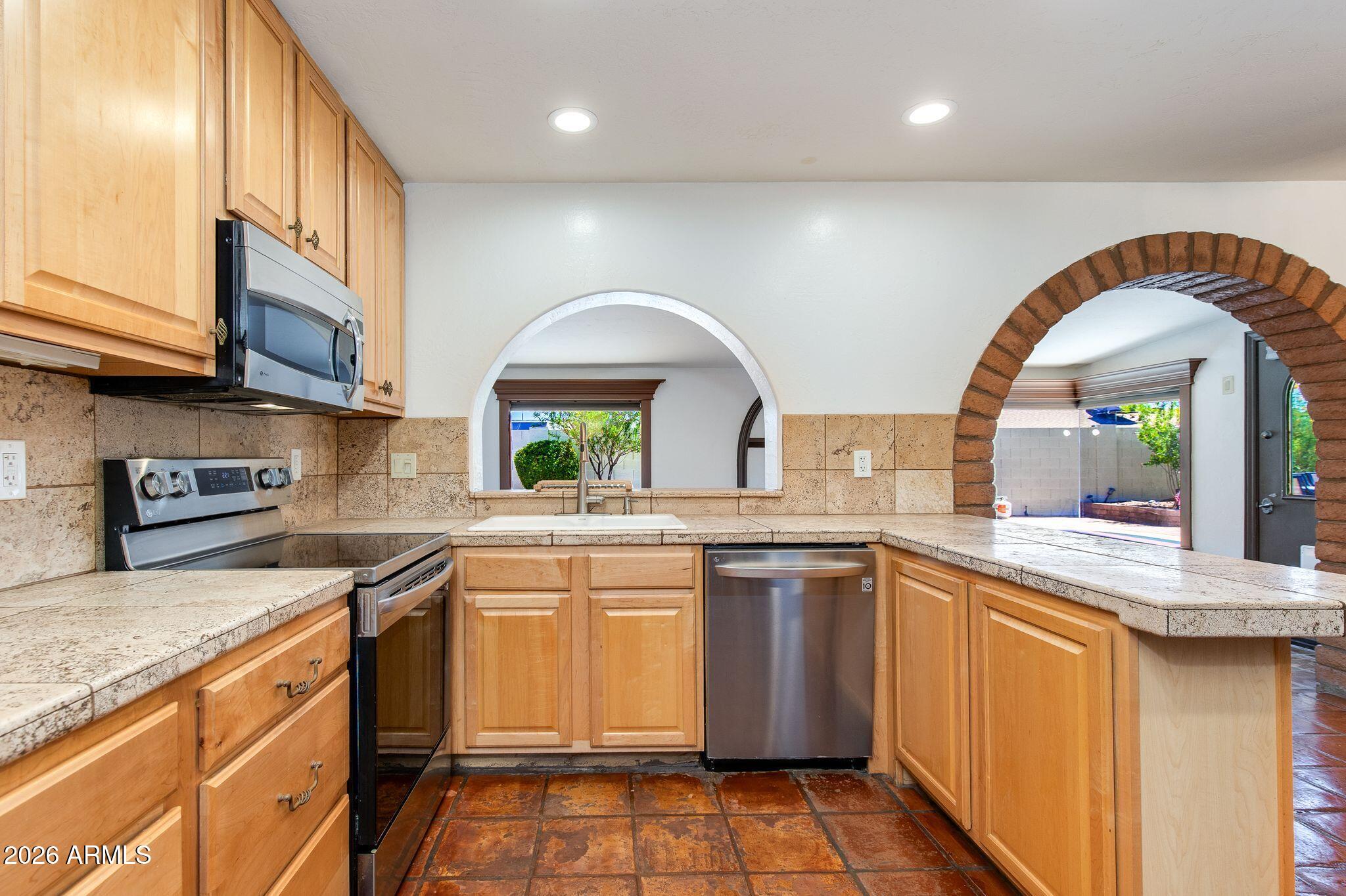 2429 E DAHLIA Drive