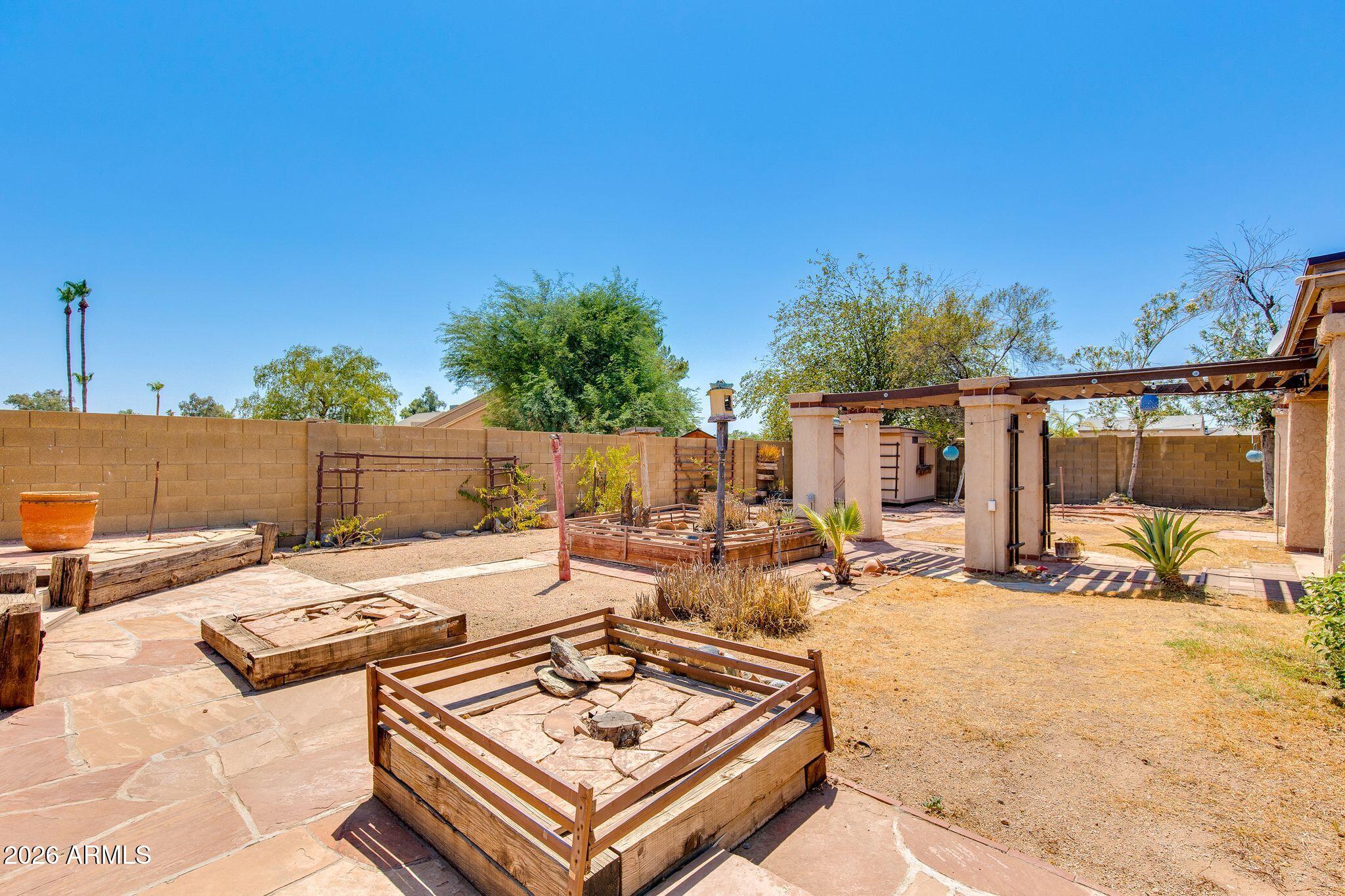 825 E PIUTE Avenue