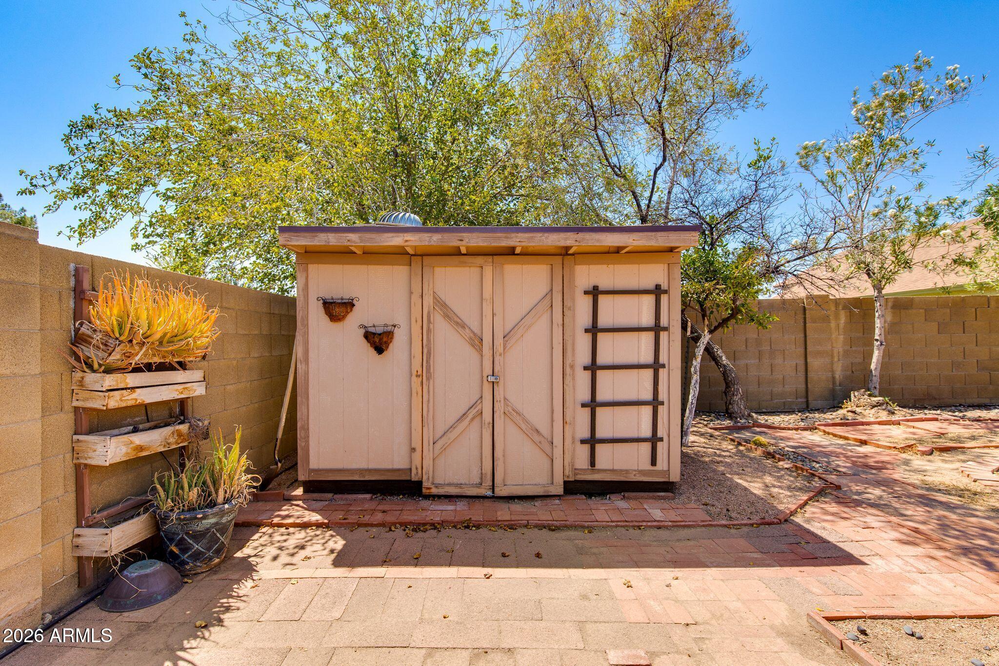 825 E PIUTE Avenue