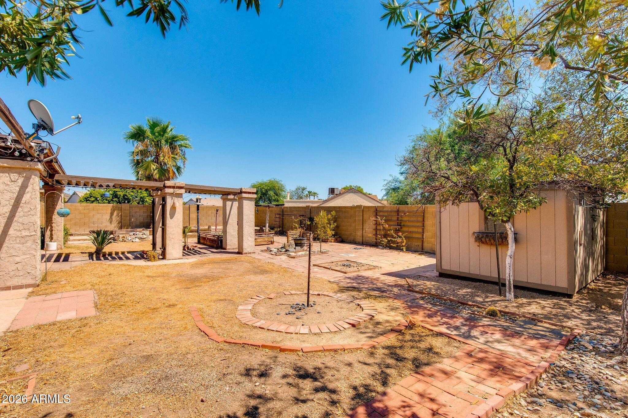 825 E PIUTE Avenue