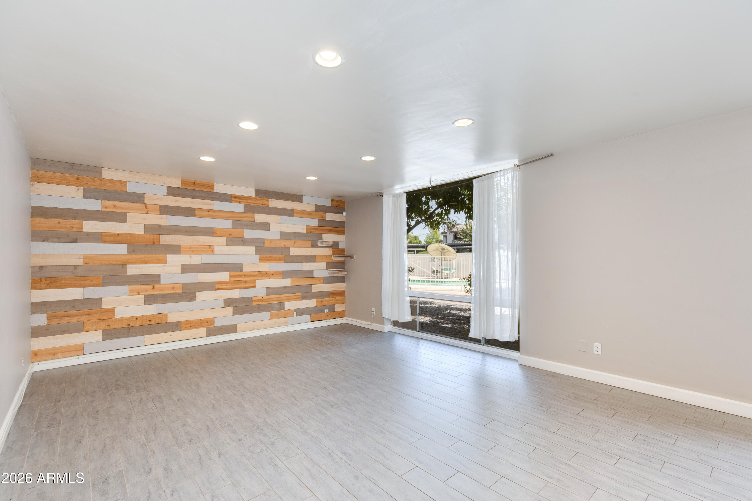 102 W MARYLAND Avenue C1