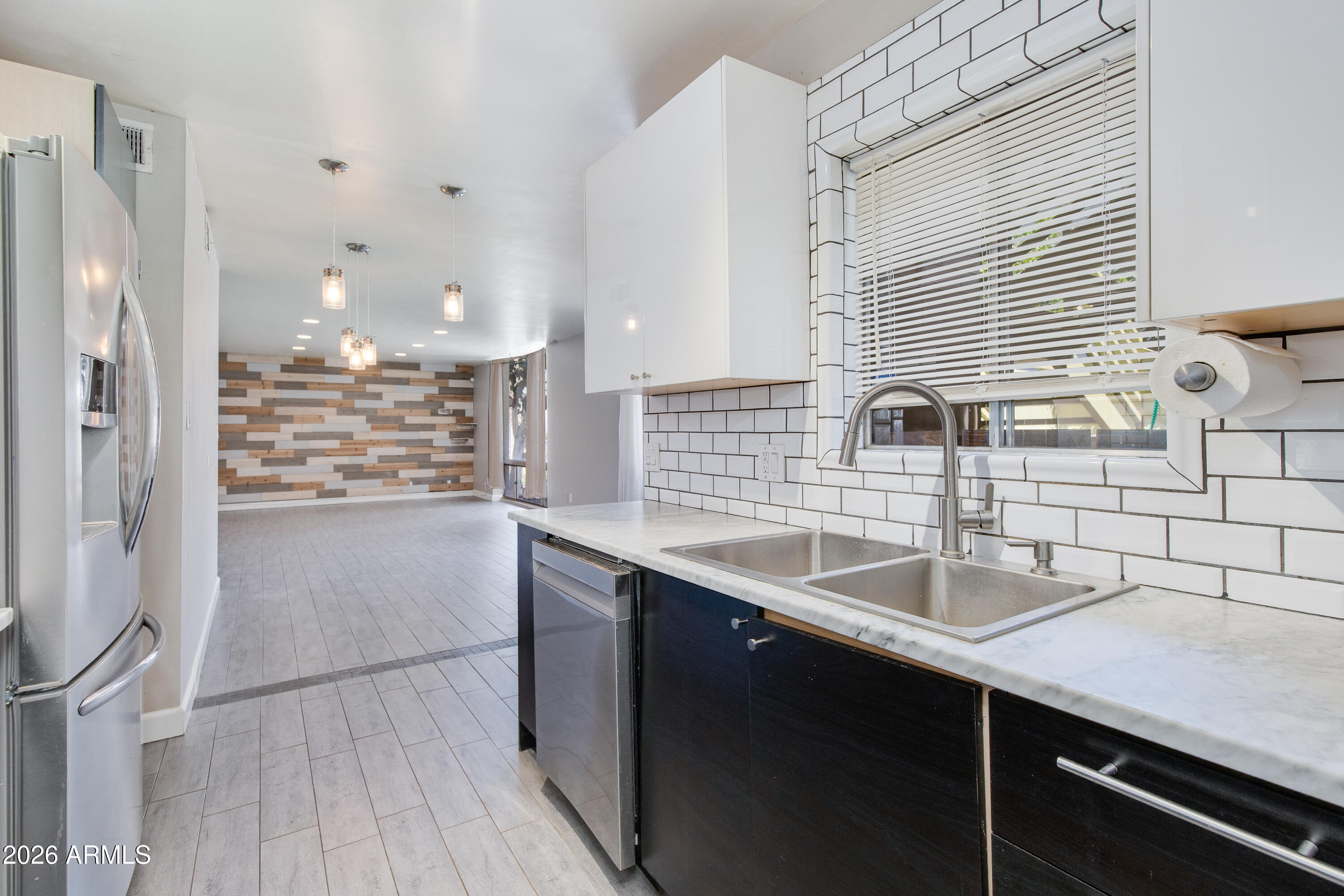 102 W MARYLAND Avenue C1