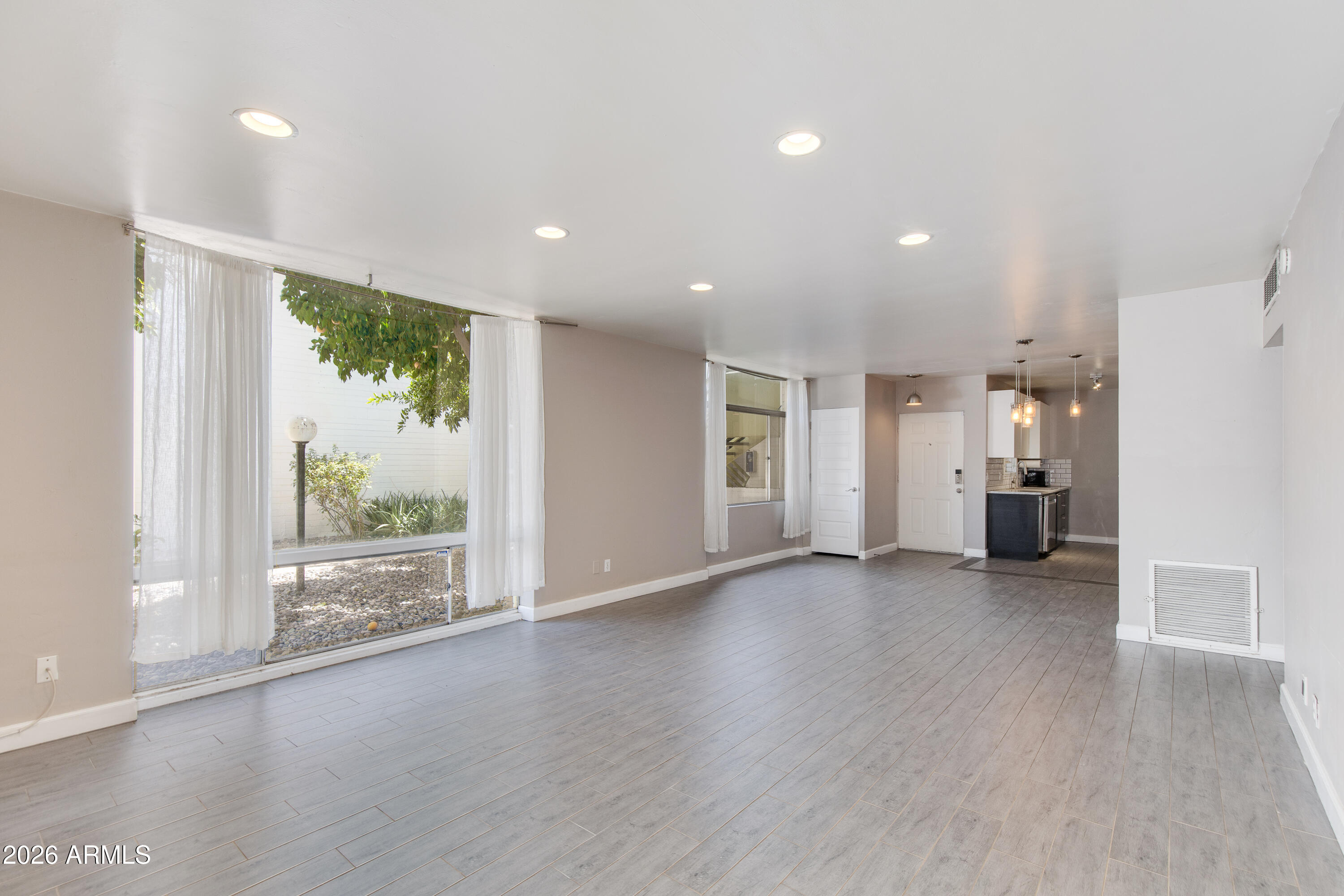 102 W MARYLAND Avenue C1
