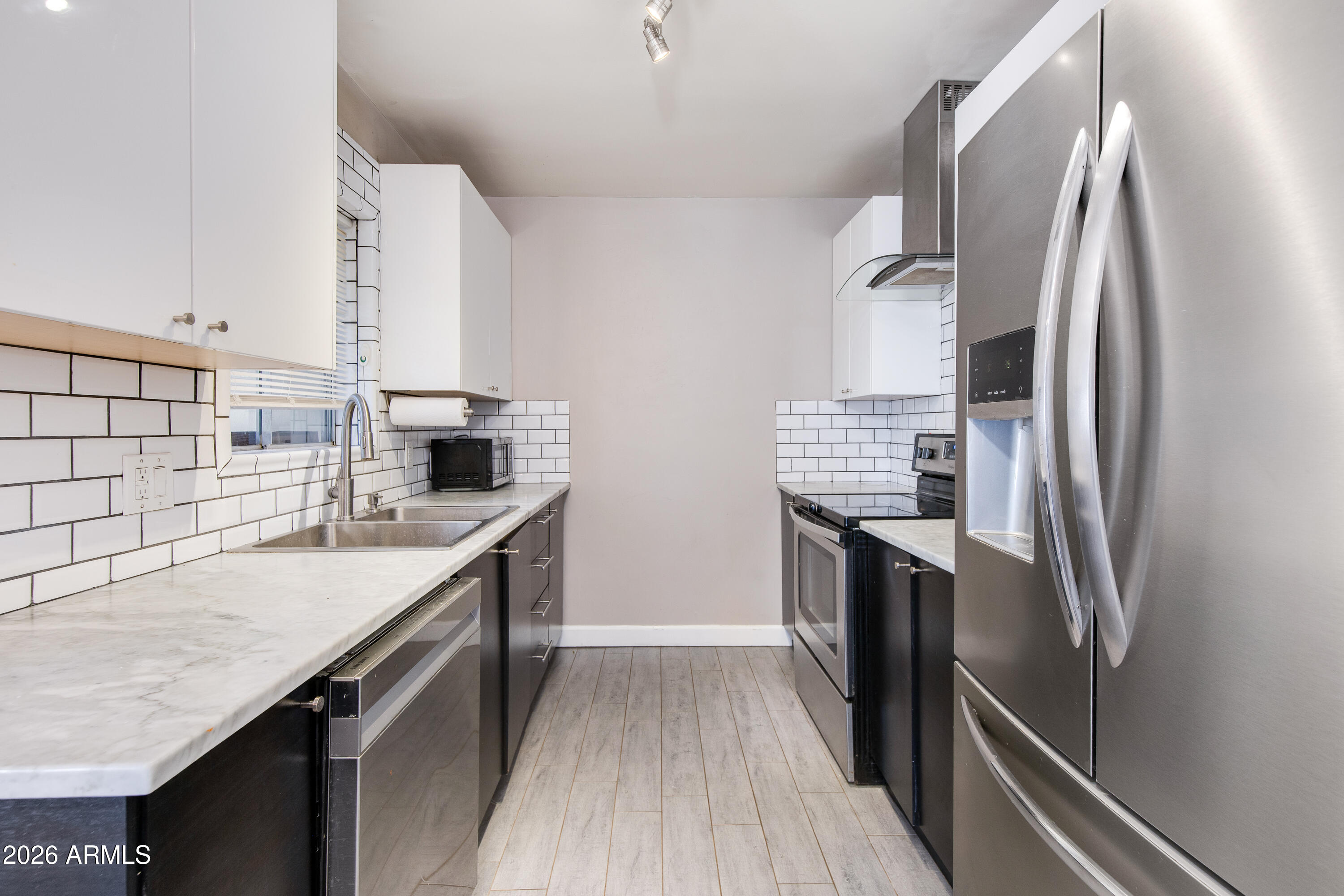 102 W MARYLAND Avenue C1
