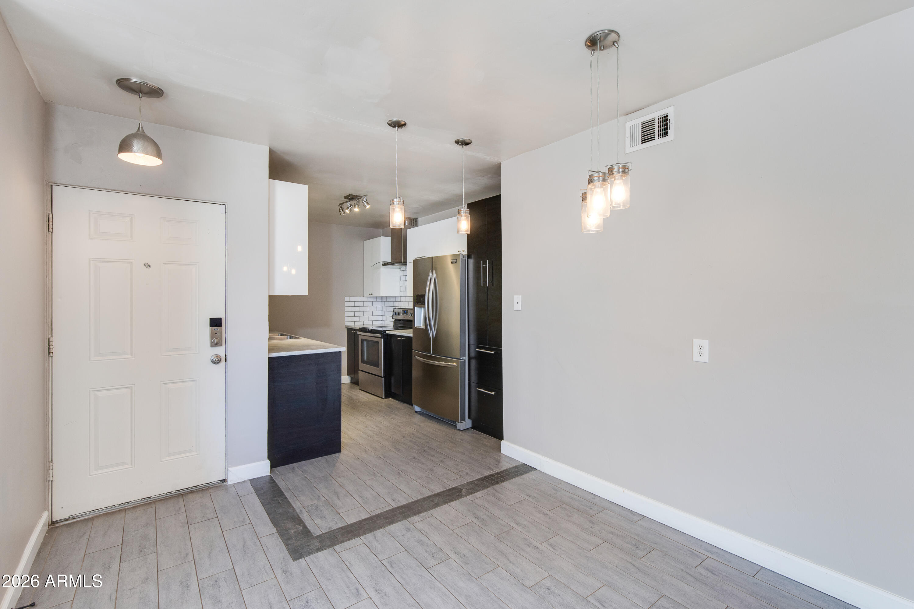 102 W MARYLAND Avenue C1