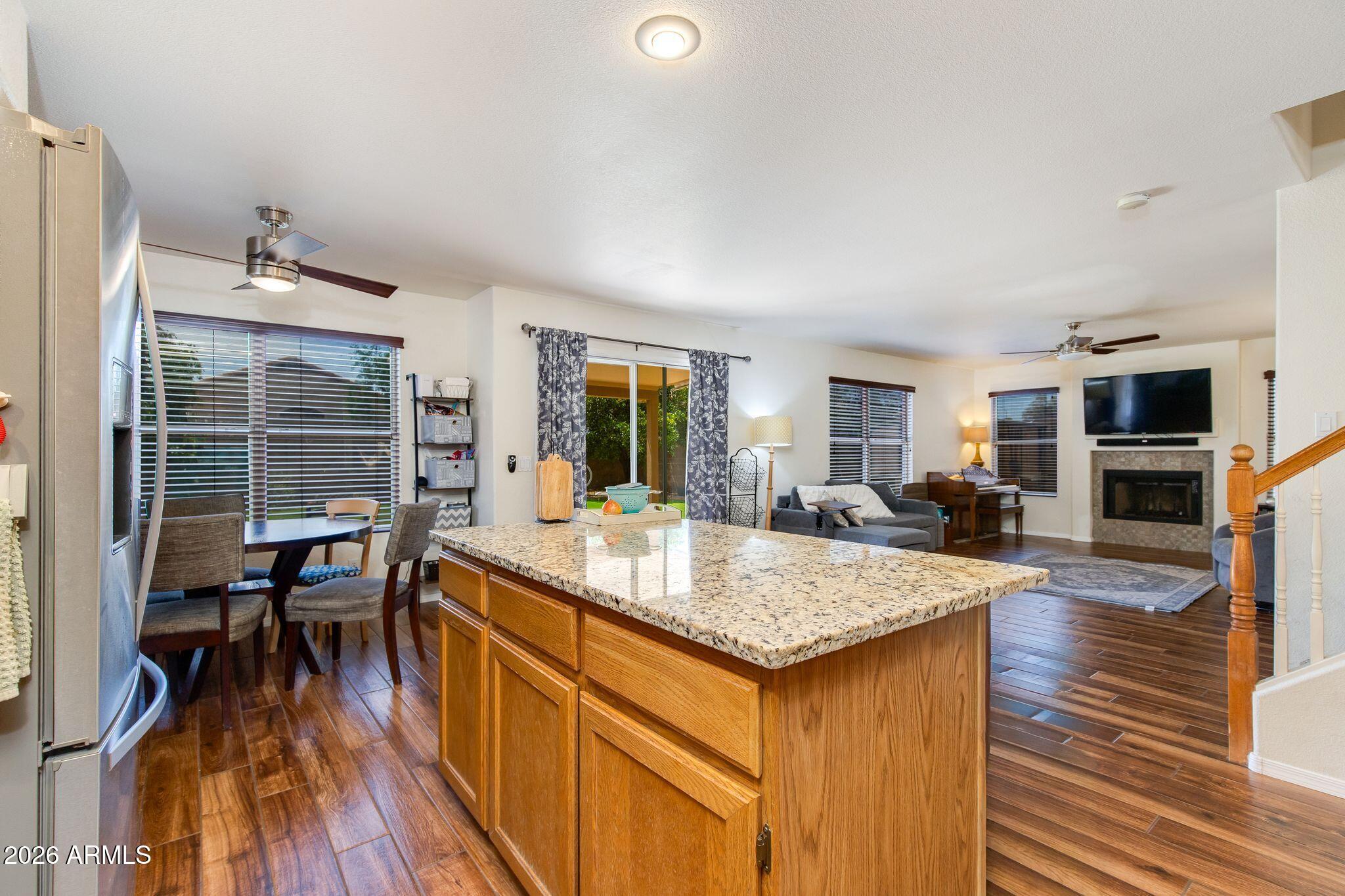 633 W NOPAL Avenue