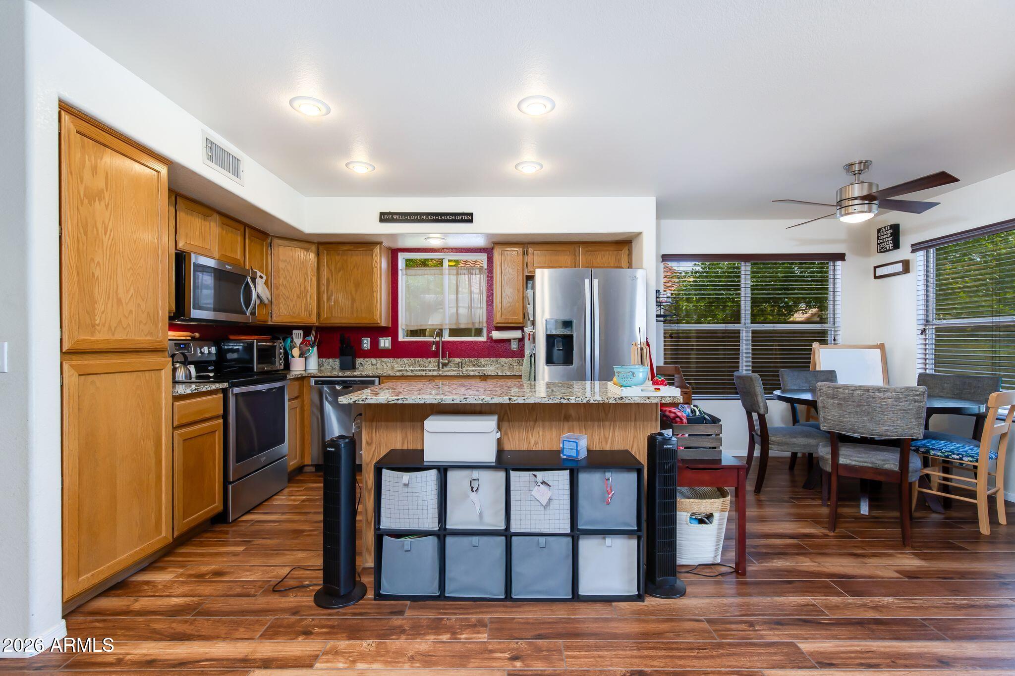633 W NOPAL Avenue
