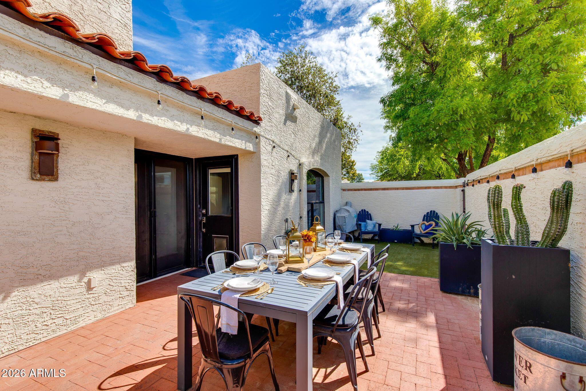 2437 E RANCHO Drive
