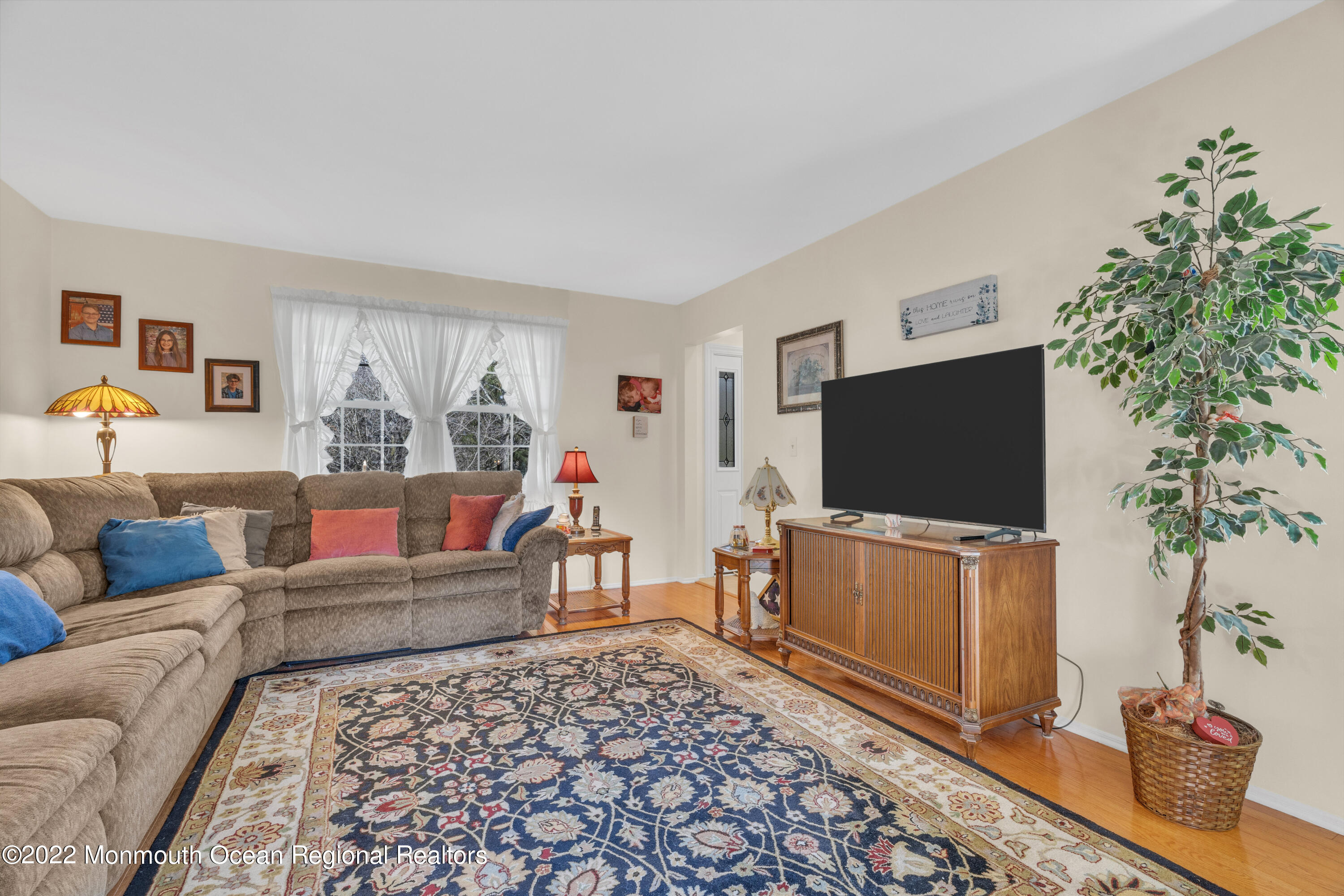 365 W Commodore Boulevard