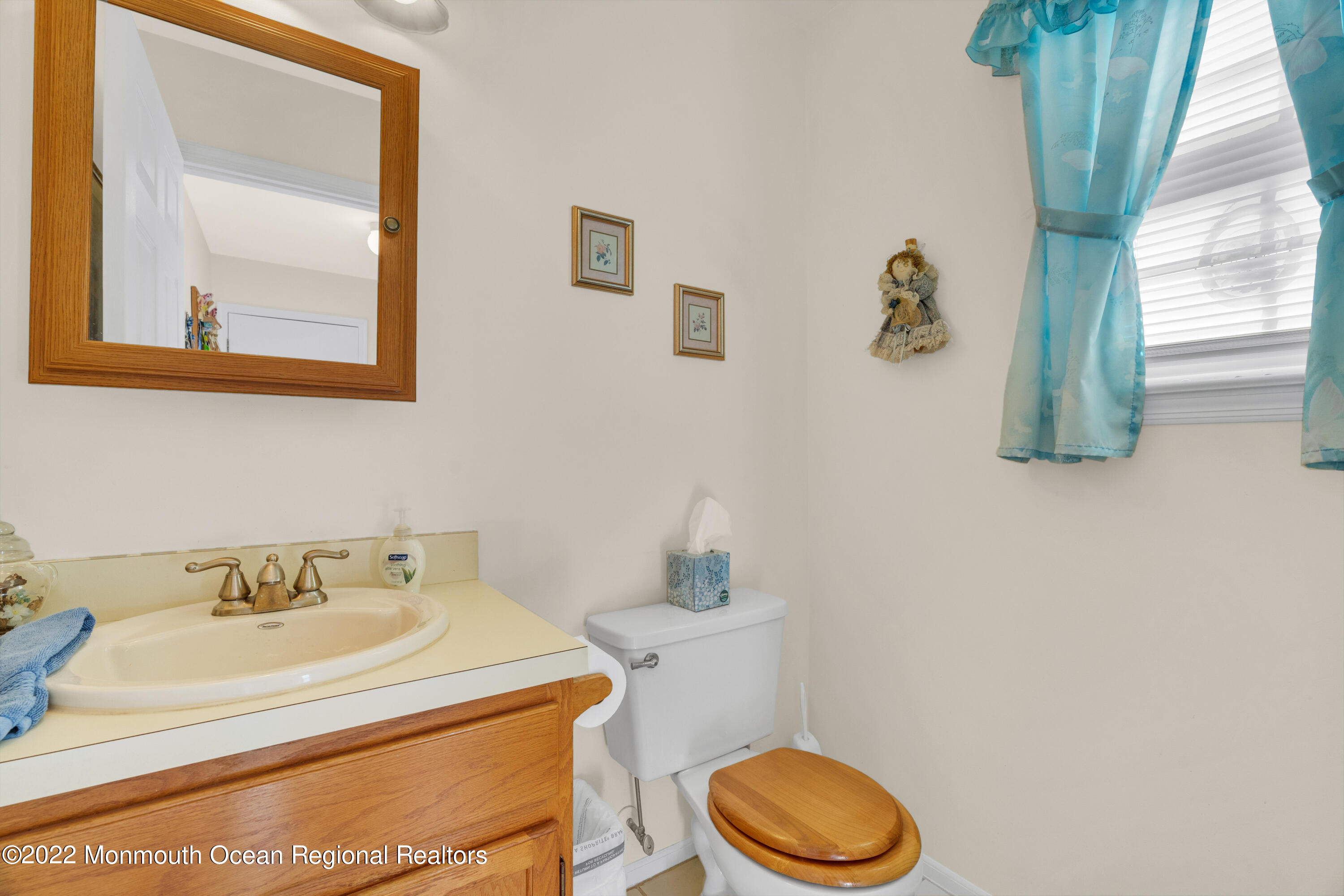 365 W Commodore Boulevard