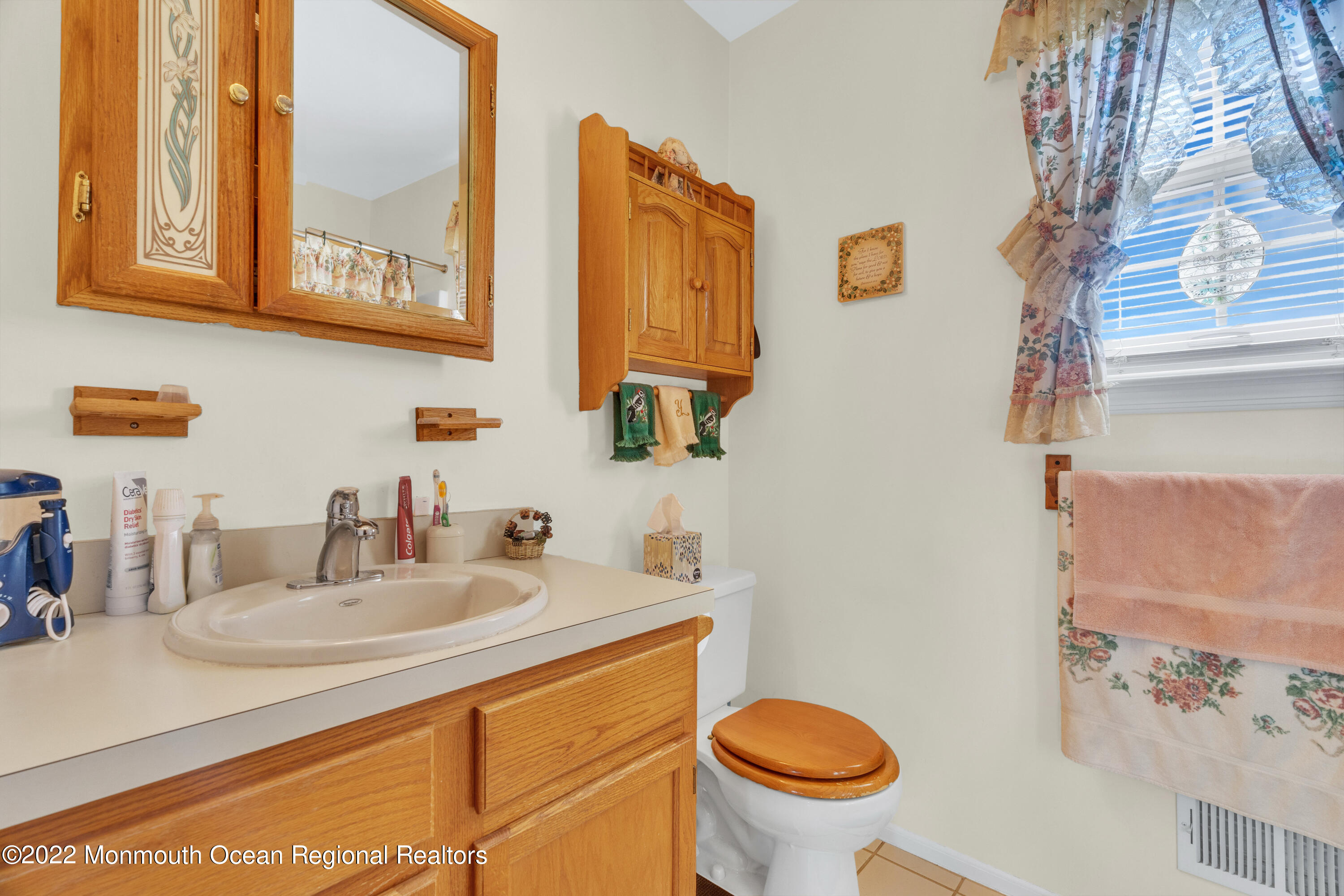 365 W Commodore Boulevard