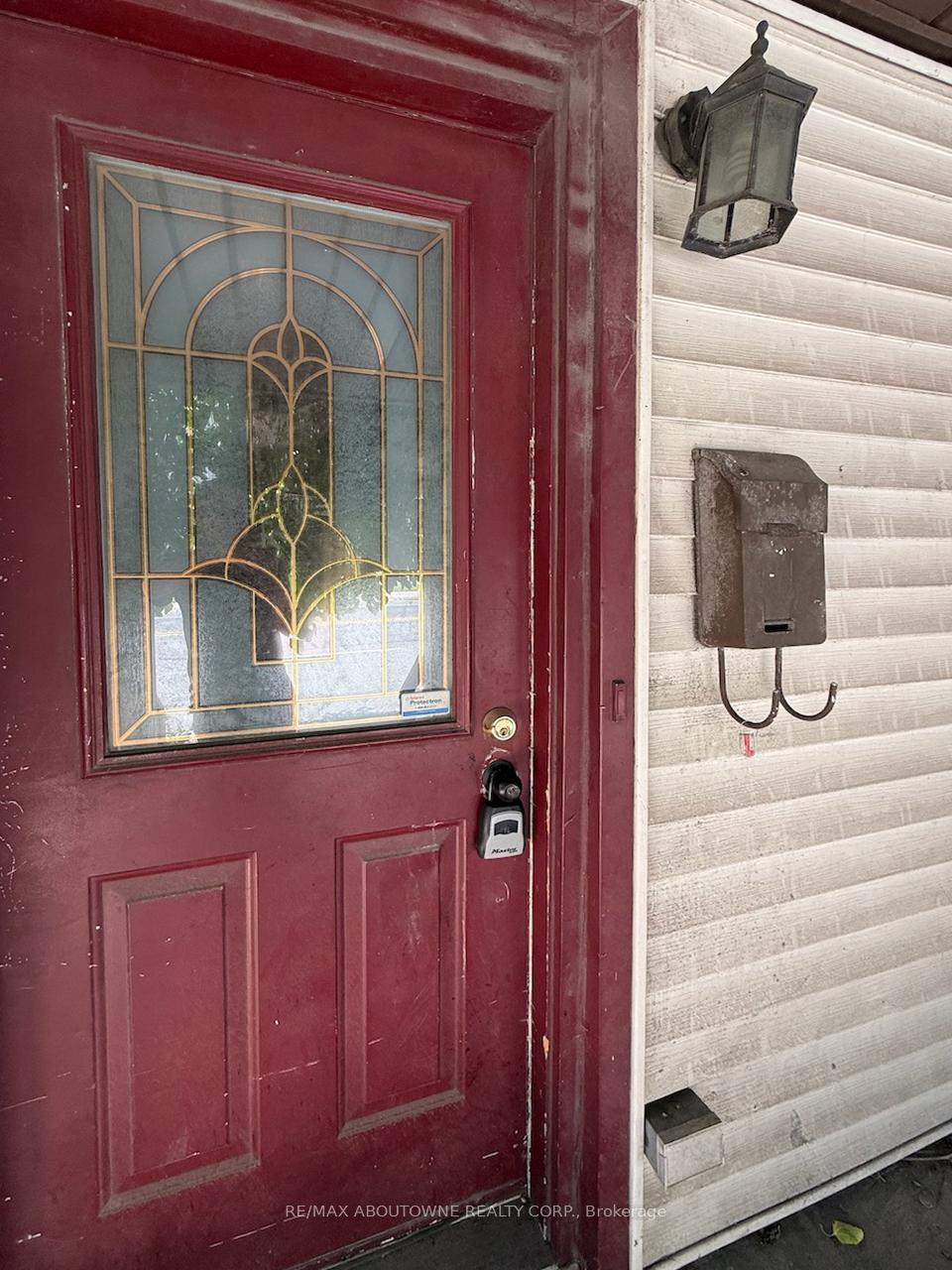 214 Burlington Street E