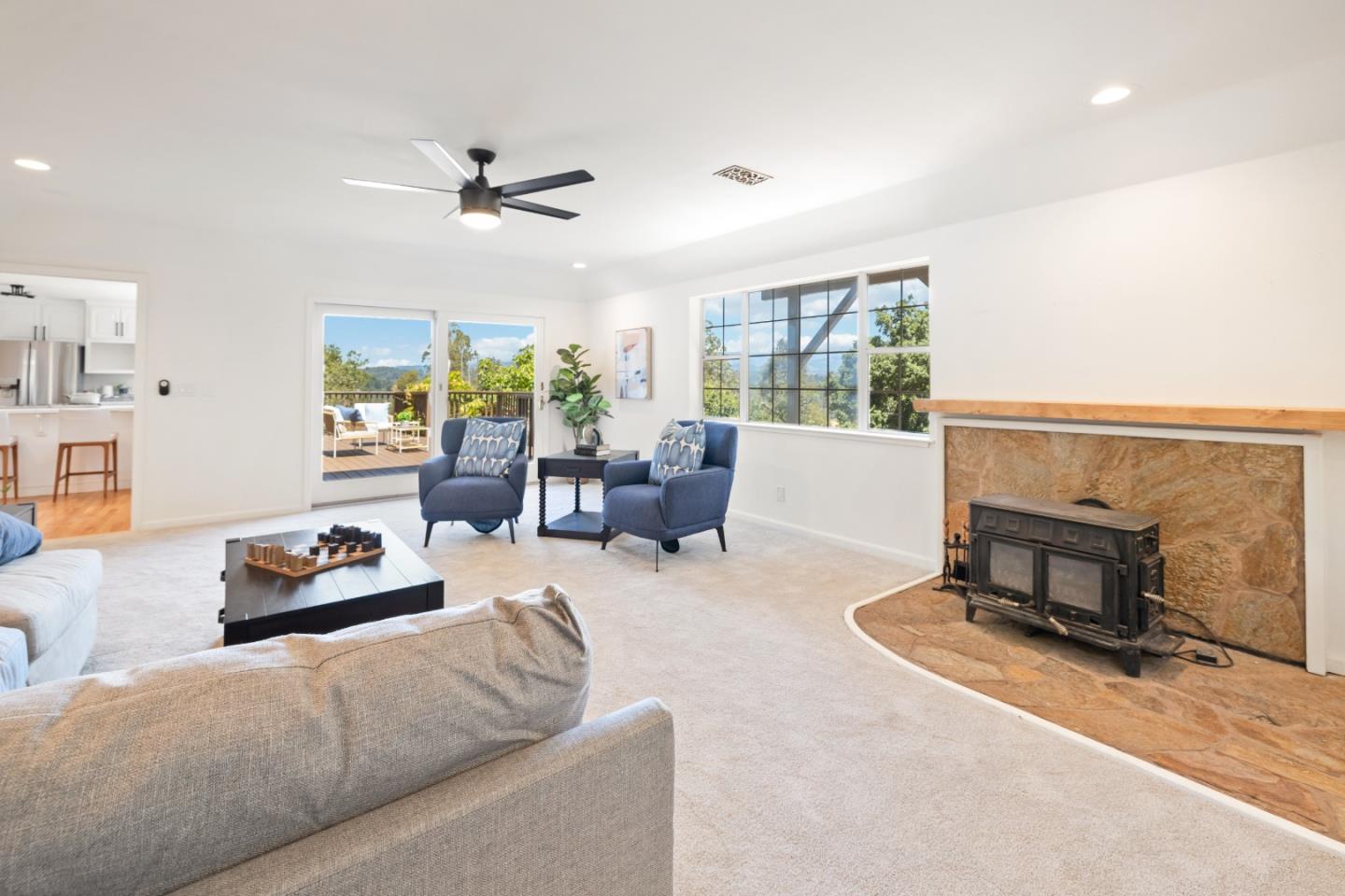 560 Windsong WAY