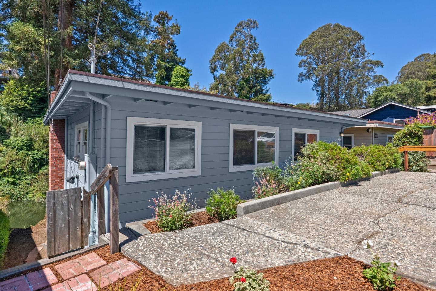 525 Riverview DR