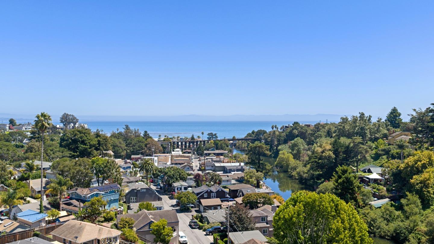 525 Riverview DR