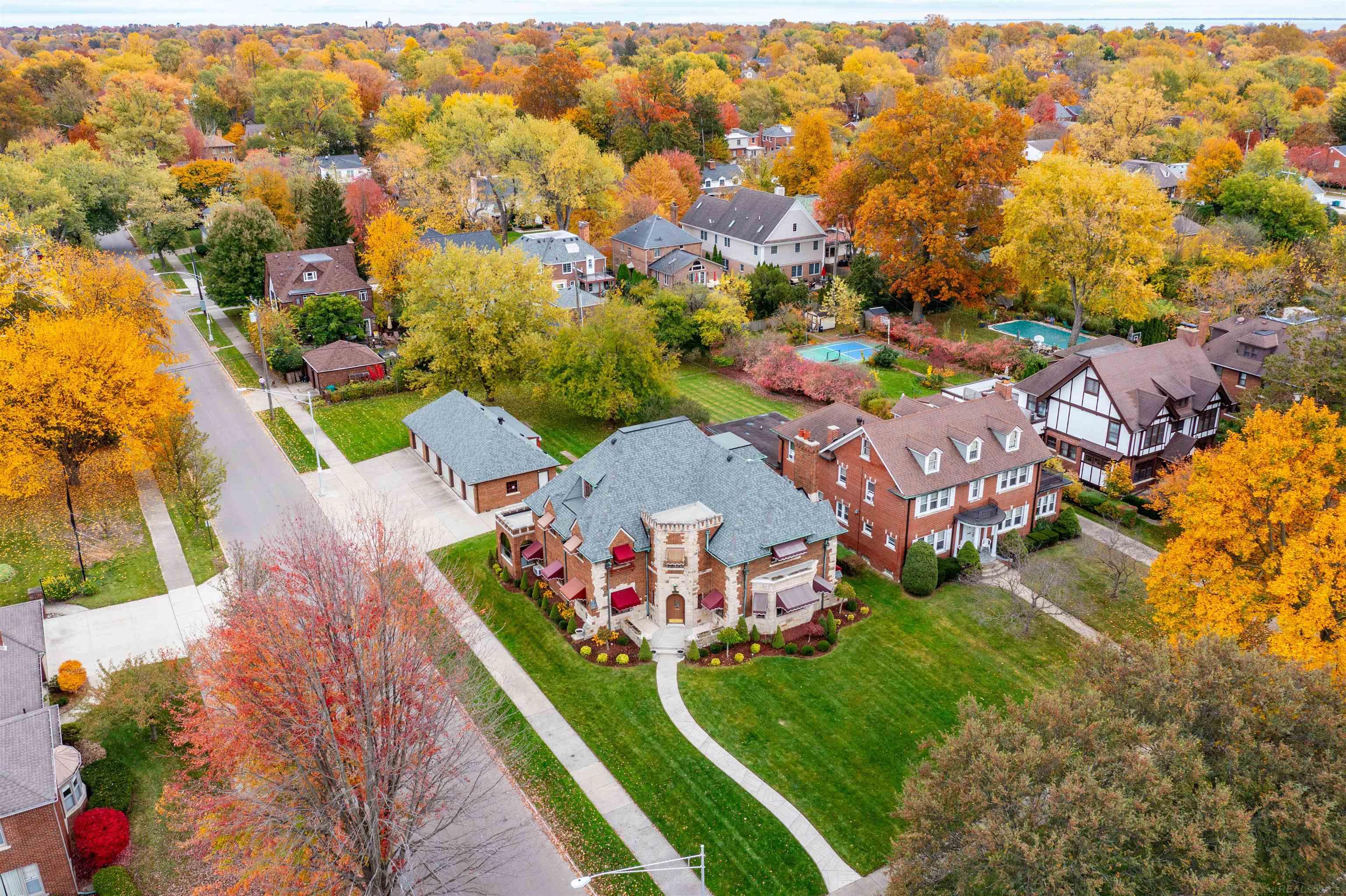 1264 Three Mile Drive