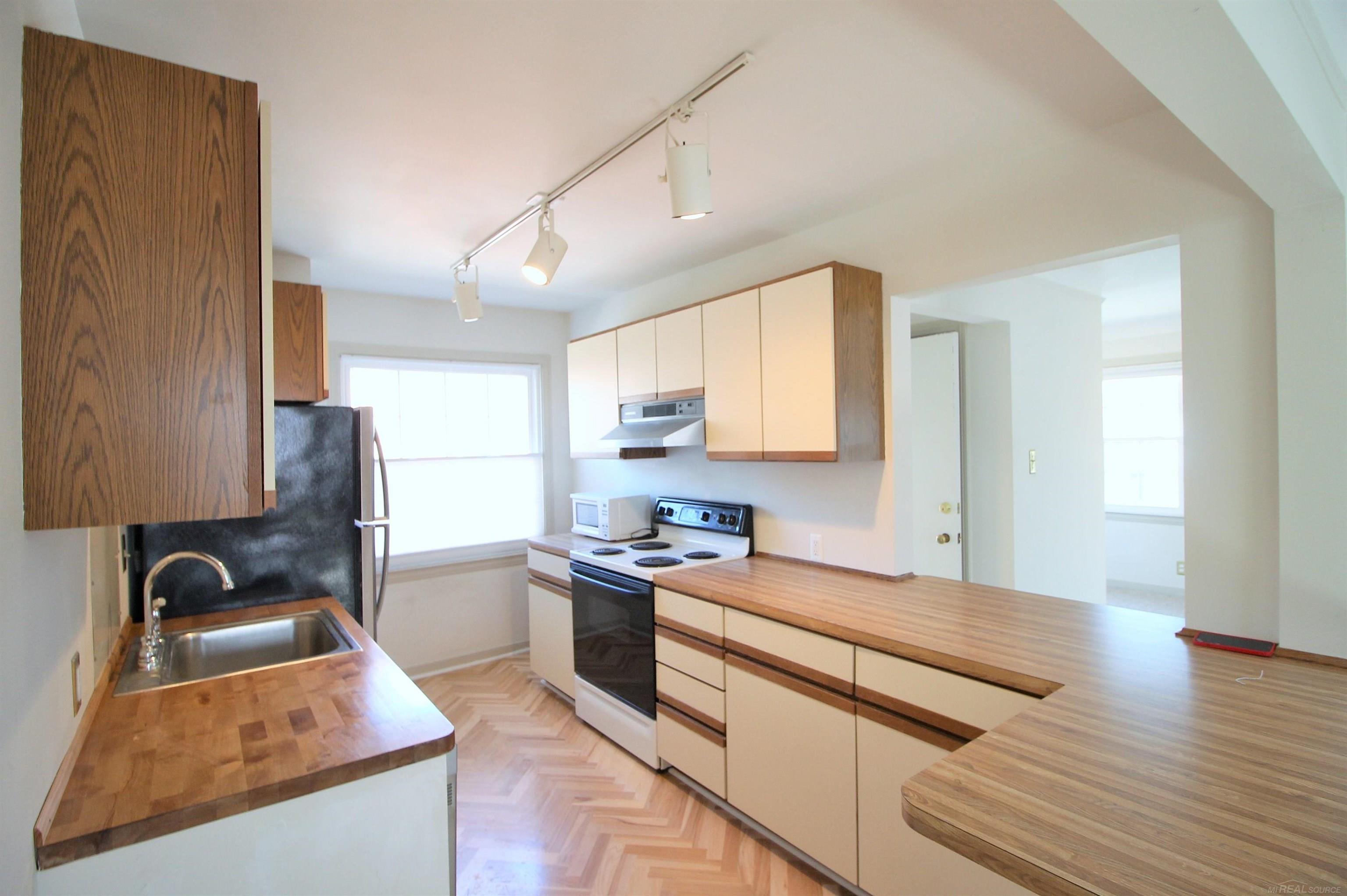 307-309 Rivard Boulevard