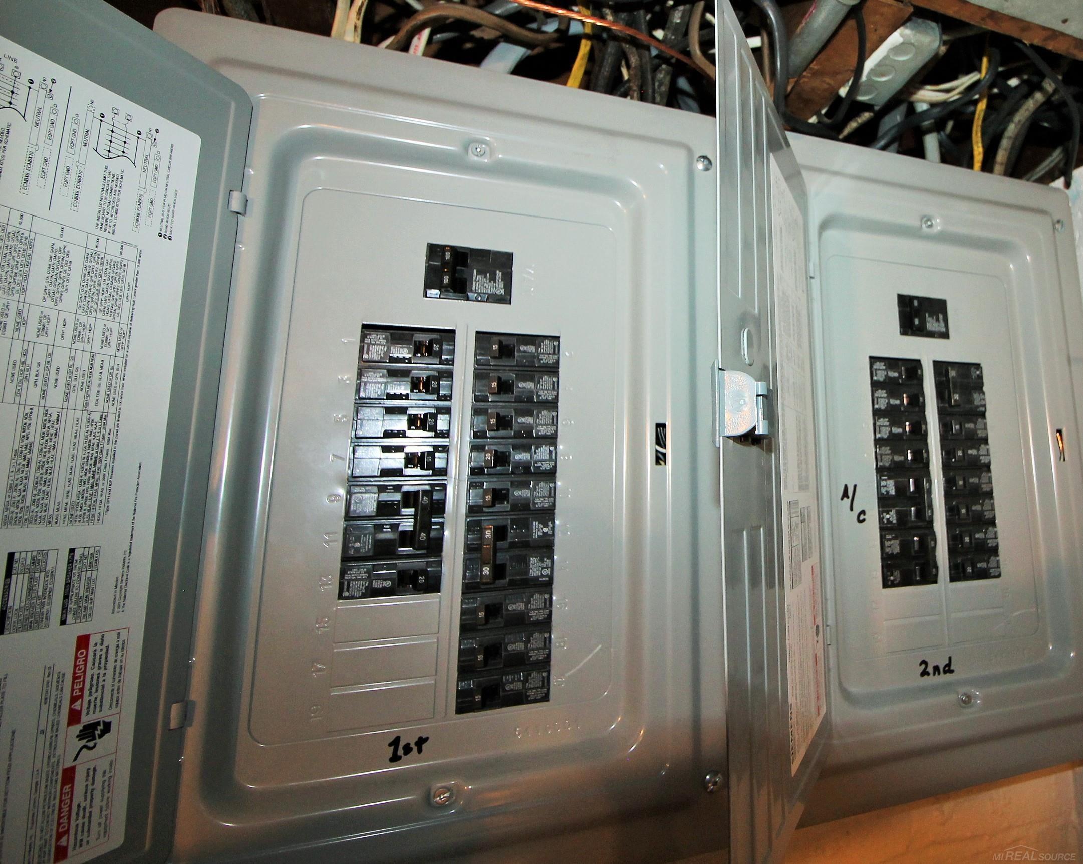 307-309 Rivard Boulevard