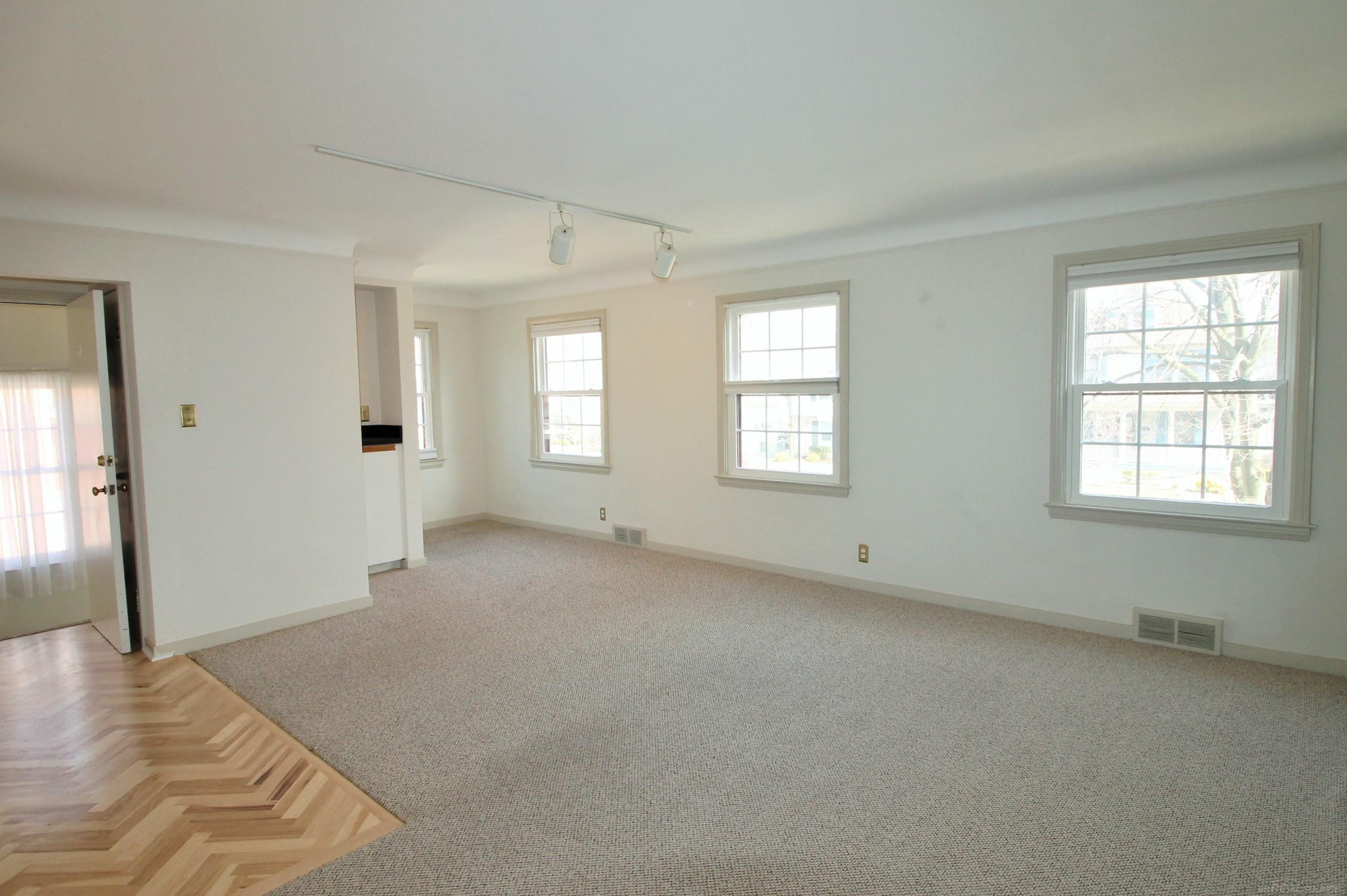 307-309 Rivard Boulevard